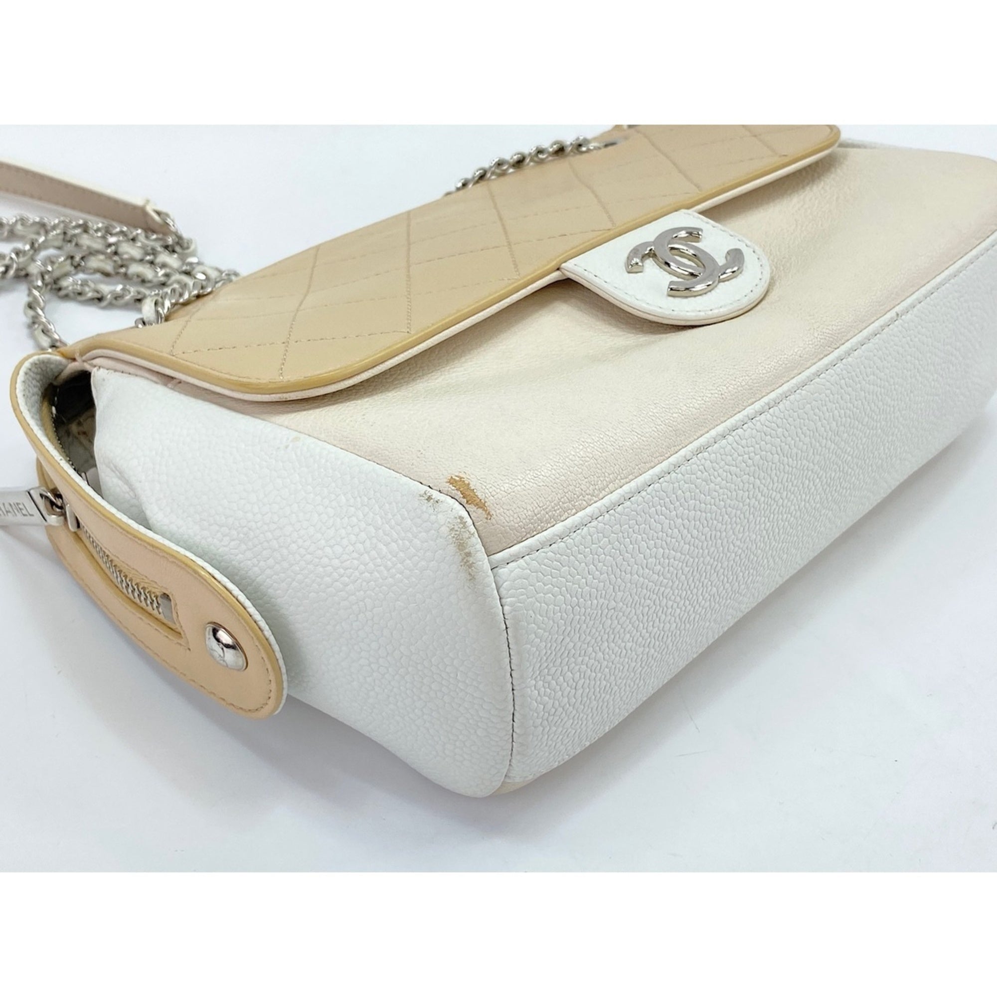 Chanel White Shoulder Bag (Pre-Owned)