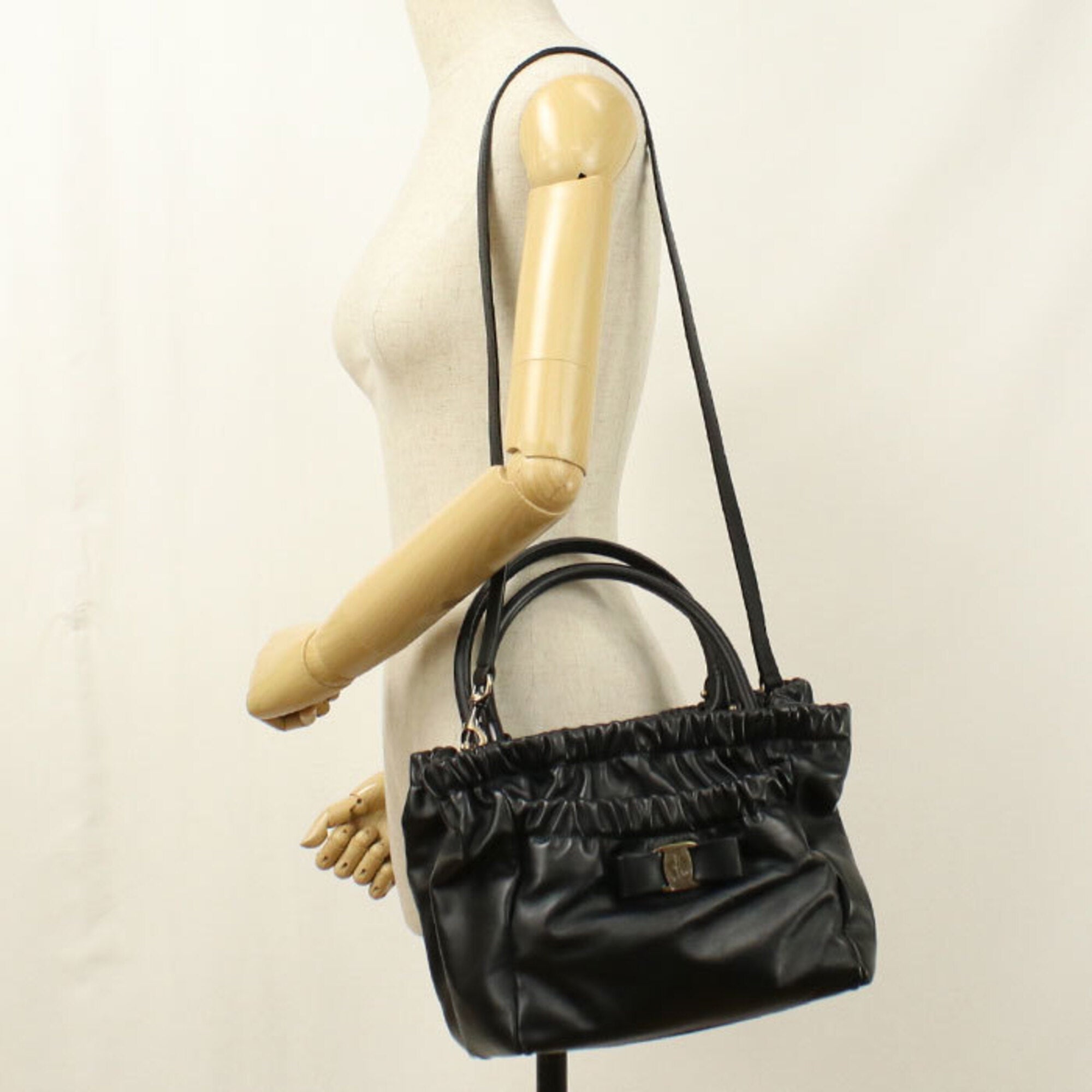 Salvatore Ferragamo Black Leather Handbag (Pre-Owned)