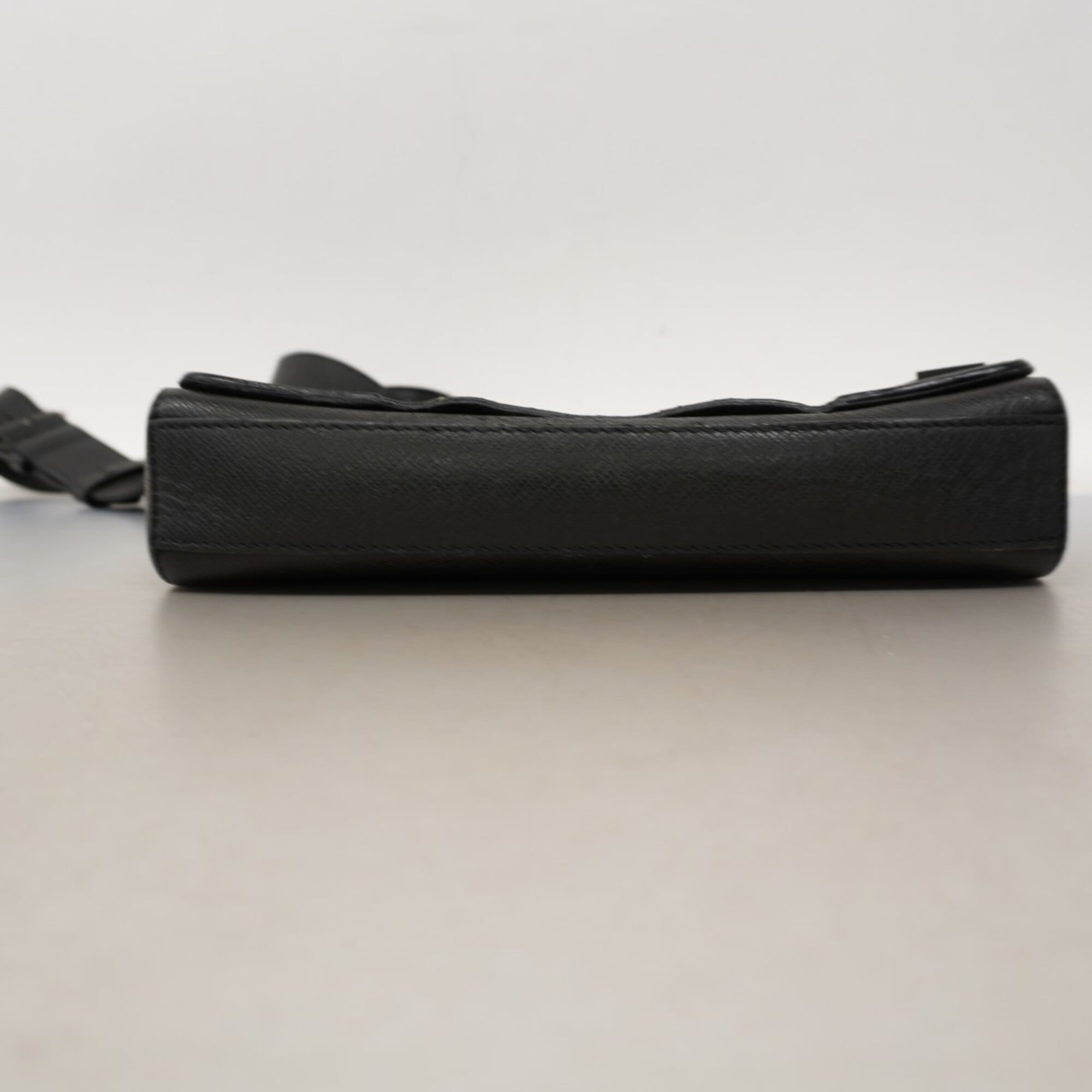 Louis Vuitton Noir Shoulder Bag (Pre-Owned)