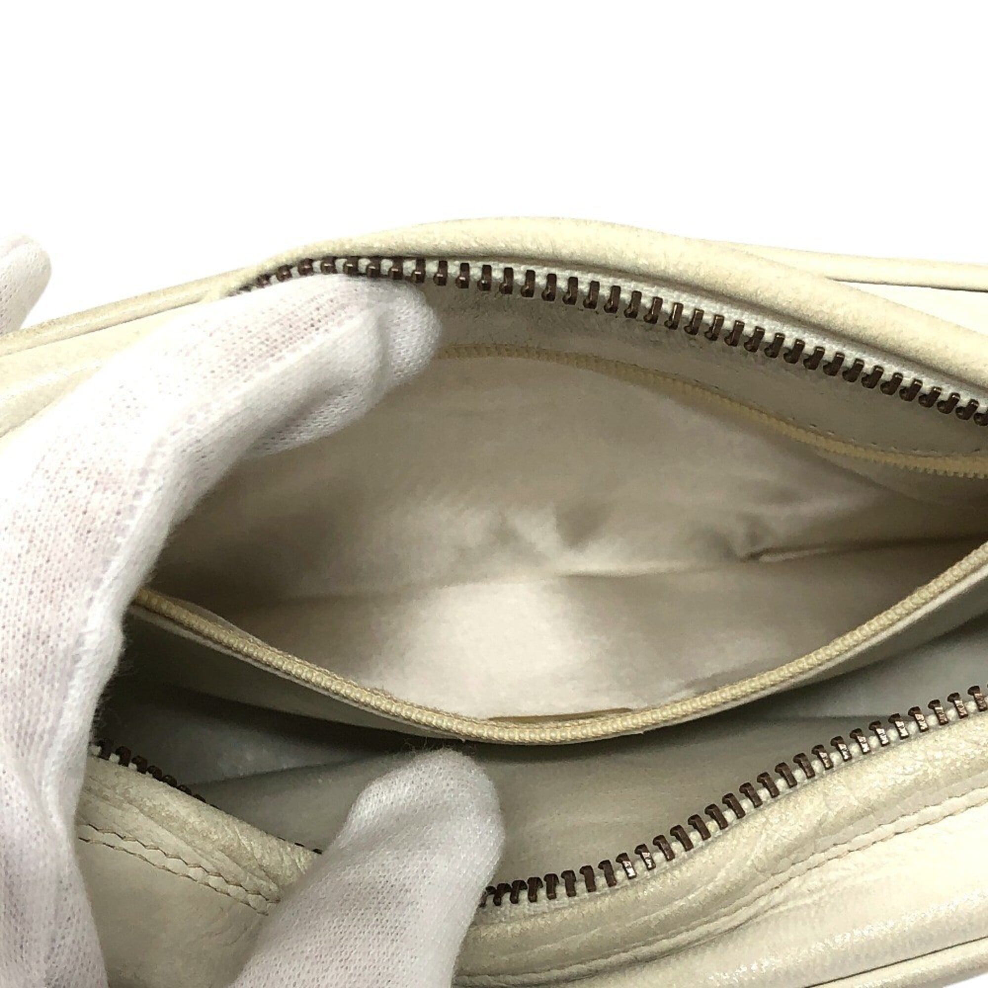 Chanel White Leather Pochette Shoulder Bag (Pre-Owned)