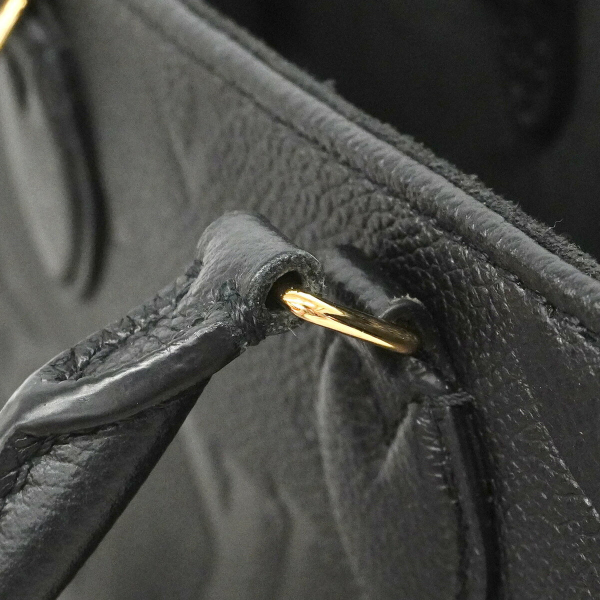Louis Vuitton Noir Handbag (Pre-Owned)
