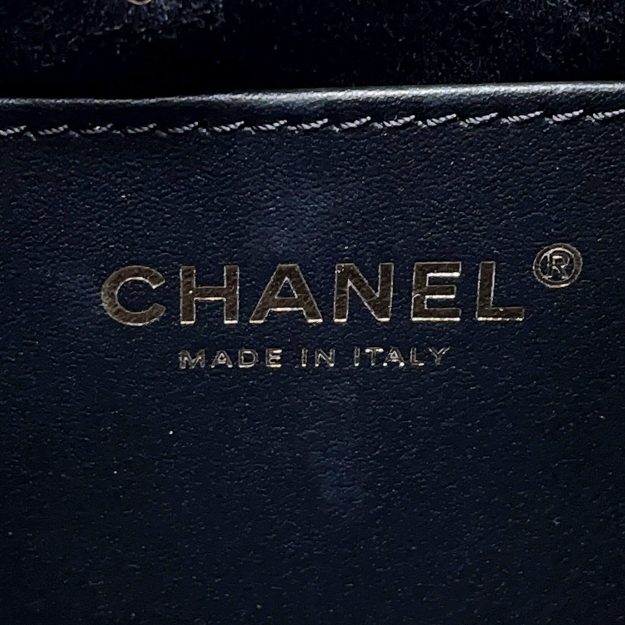 Chanel Black Grained Calfskin Handbag Shoulder Bag (Pre-Owned)