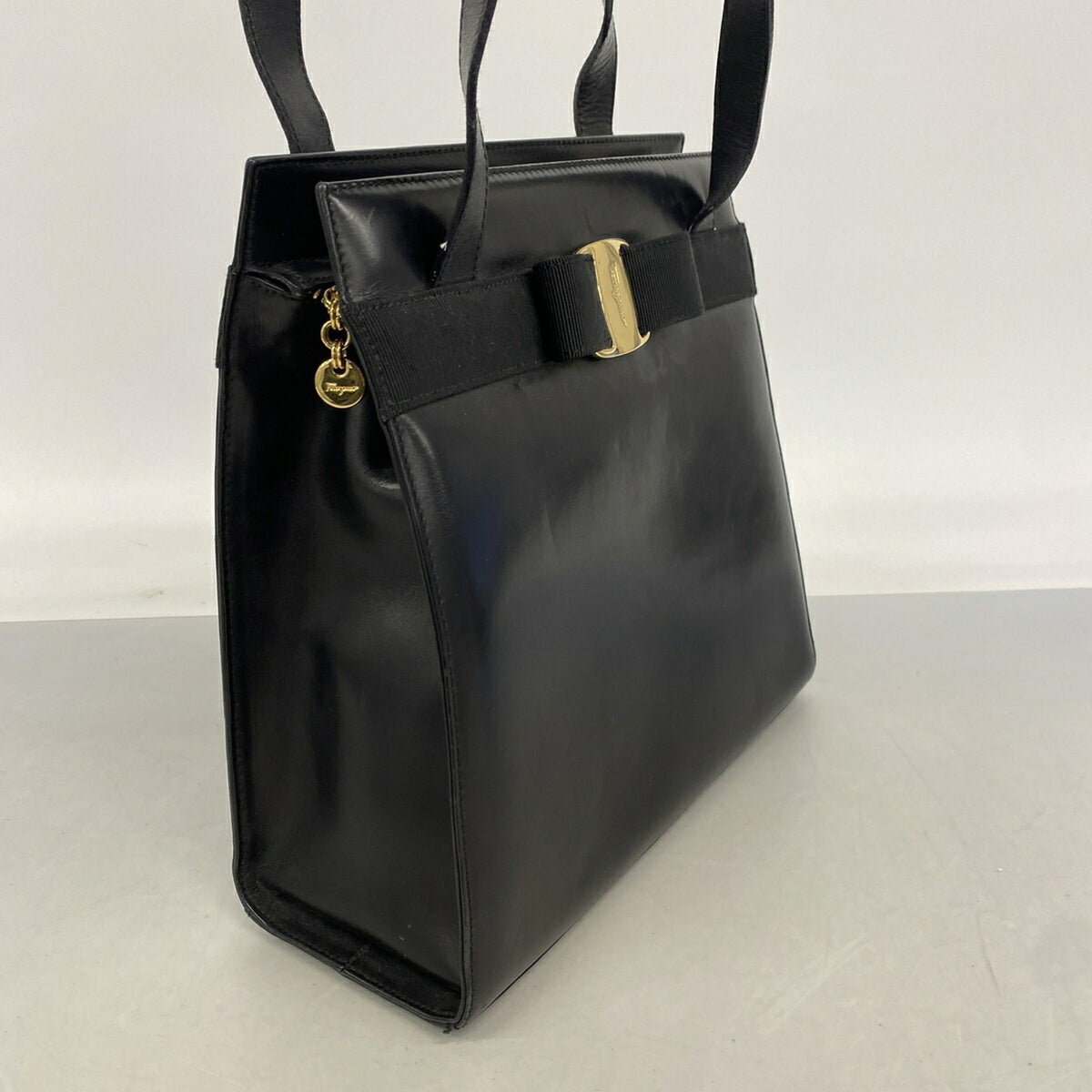 Salvatore Ferragamo Black Leather Shoulder Bag (Pre-Owned)