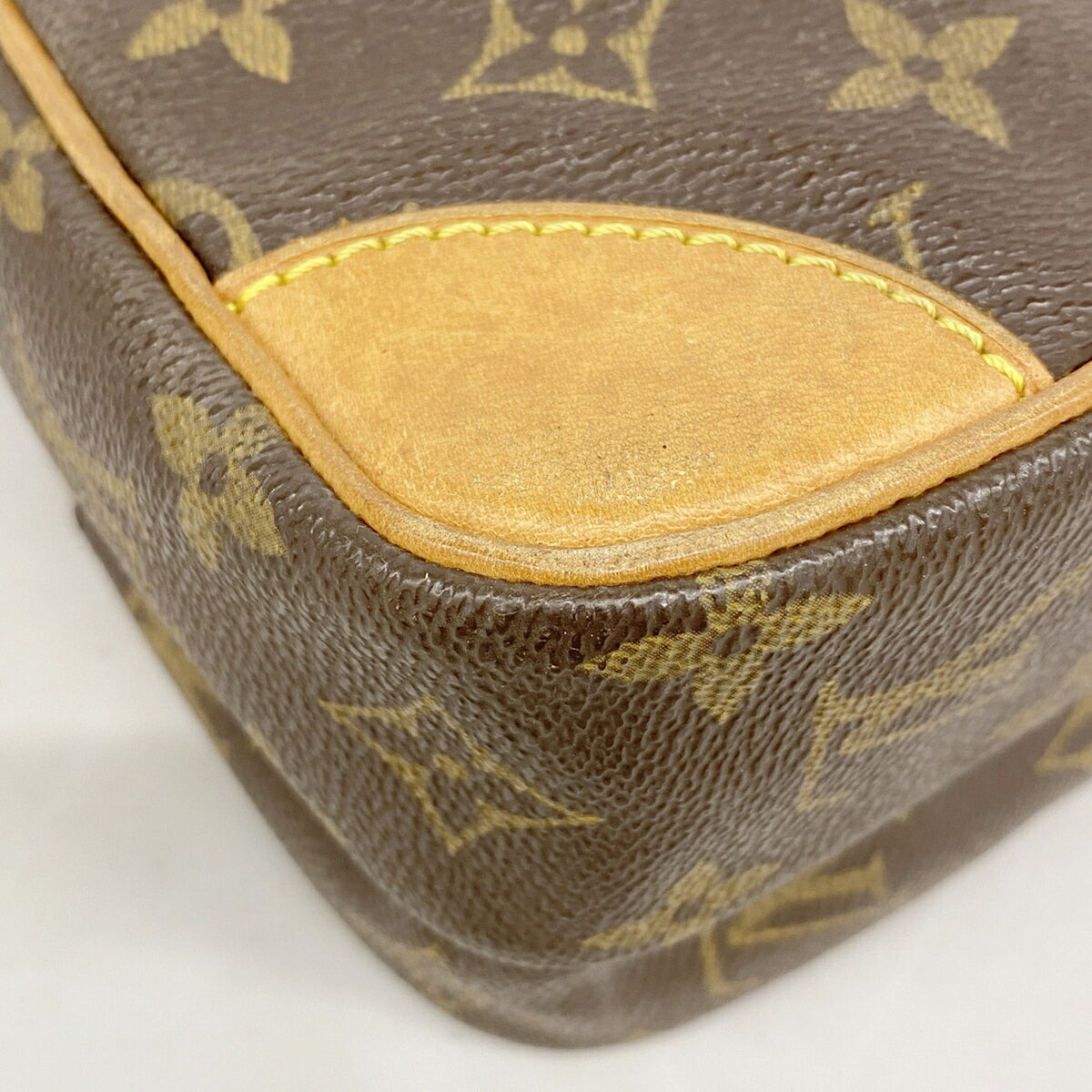 Louis Vuitton Brown Shoulder Bag (Pre-Owned)
