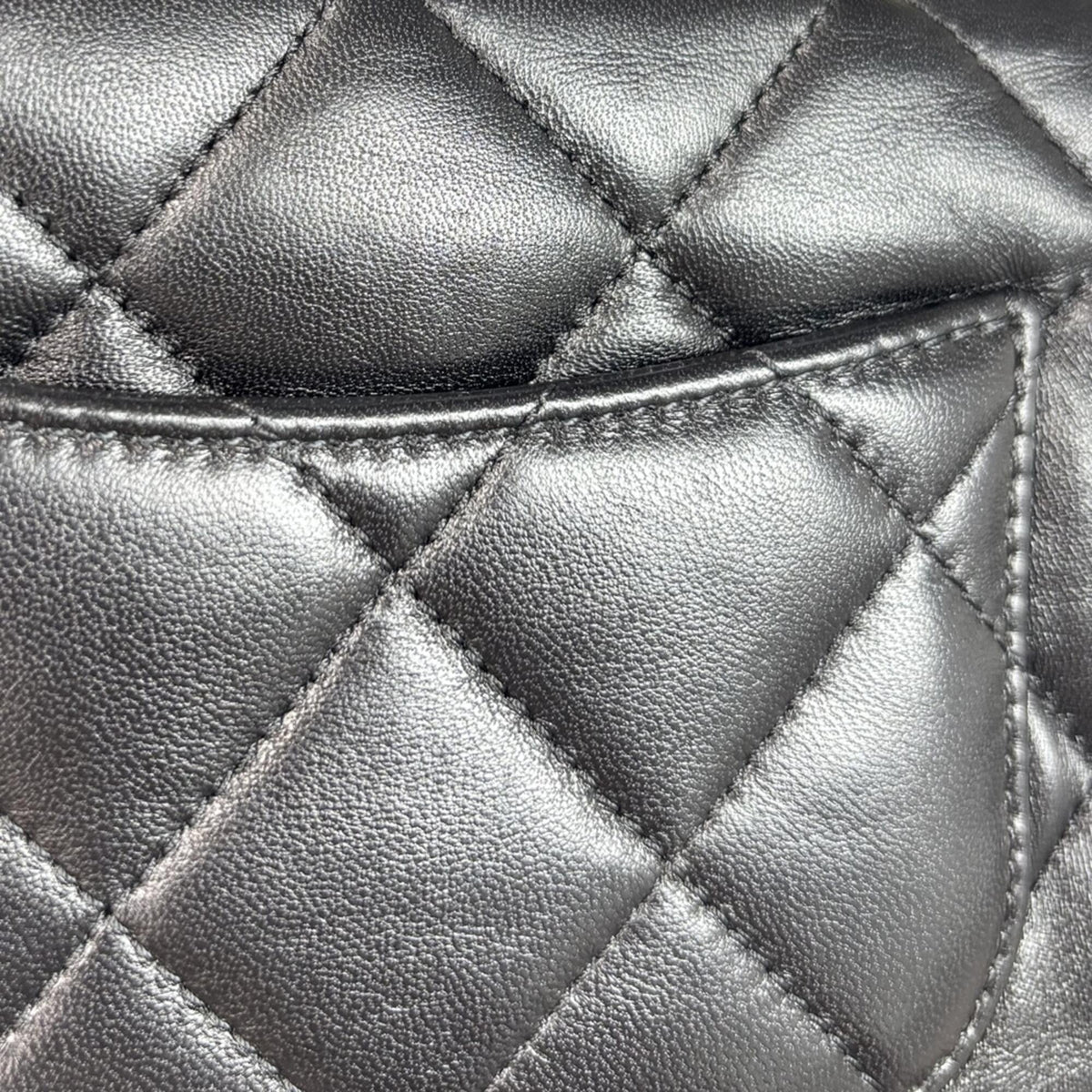 Chanel Black Leather Shoulder Bag (Pre-Owned)