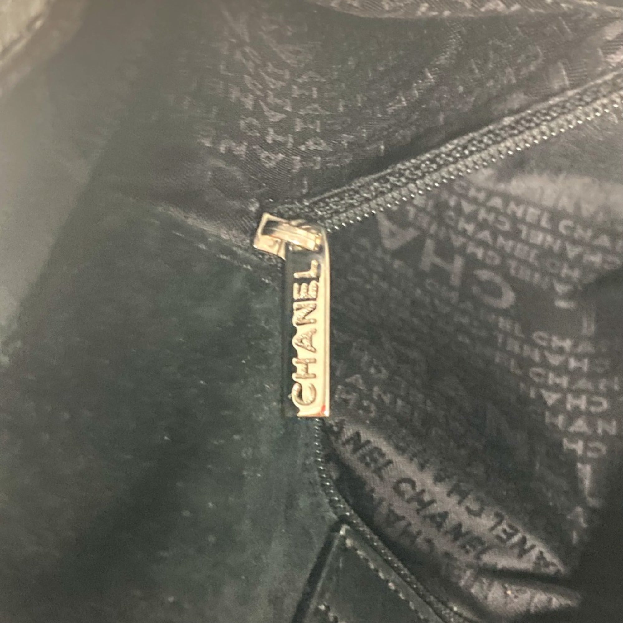 Chanel Black White Leather Shoulder Bag (Pre-Owned)