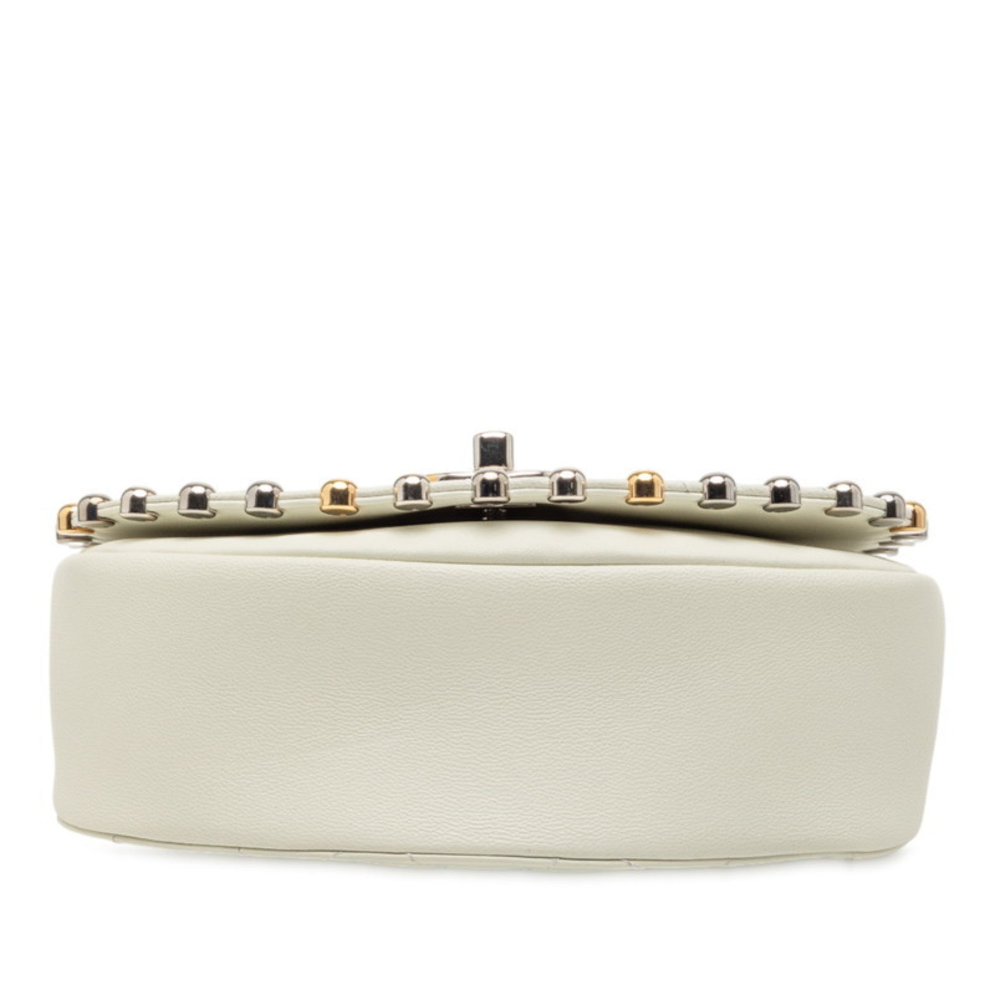 Chanel White Leather Shoulder Bag (Pre-Owned)