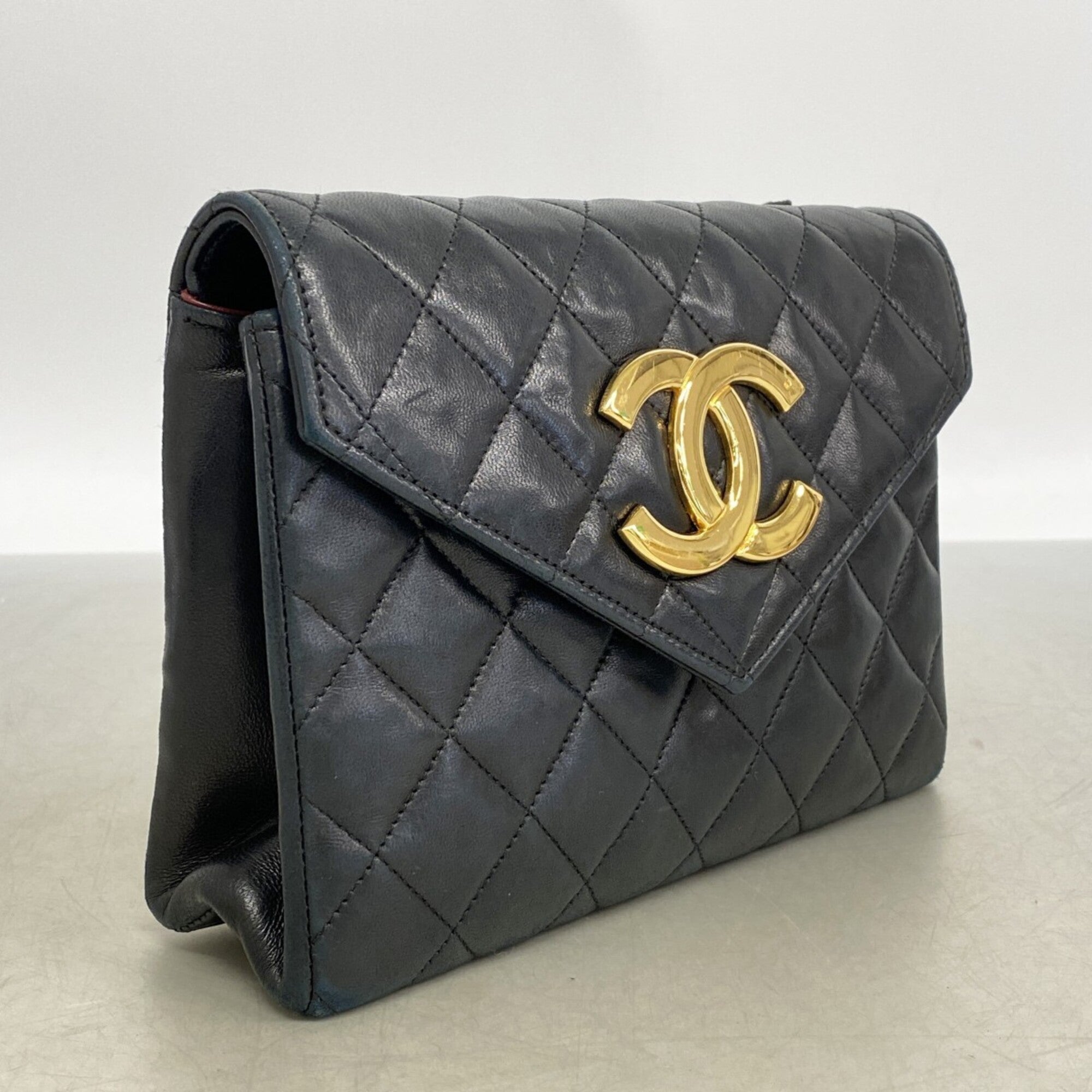 Chanel Black Leather Shoulder Bag (Pre-Owned)