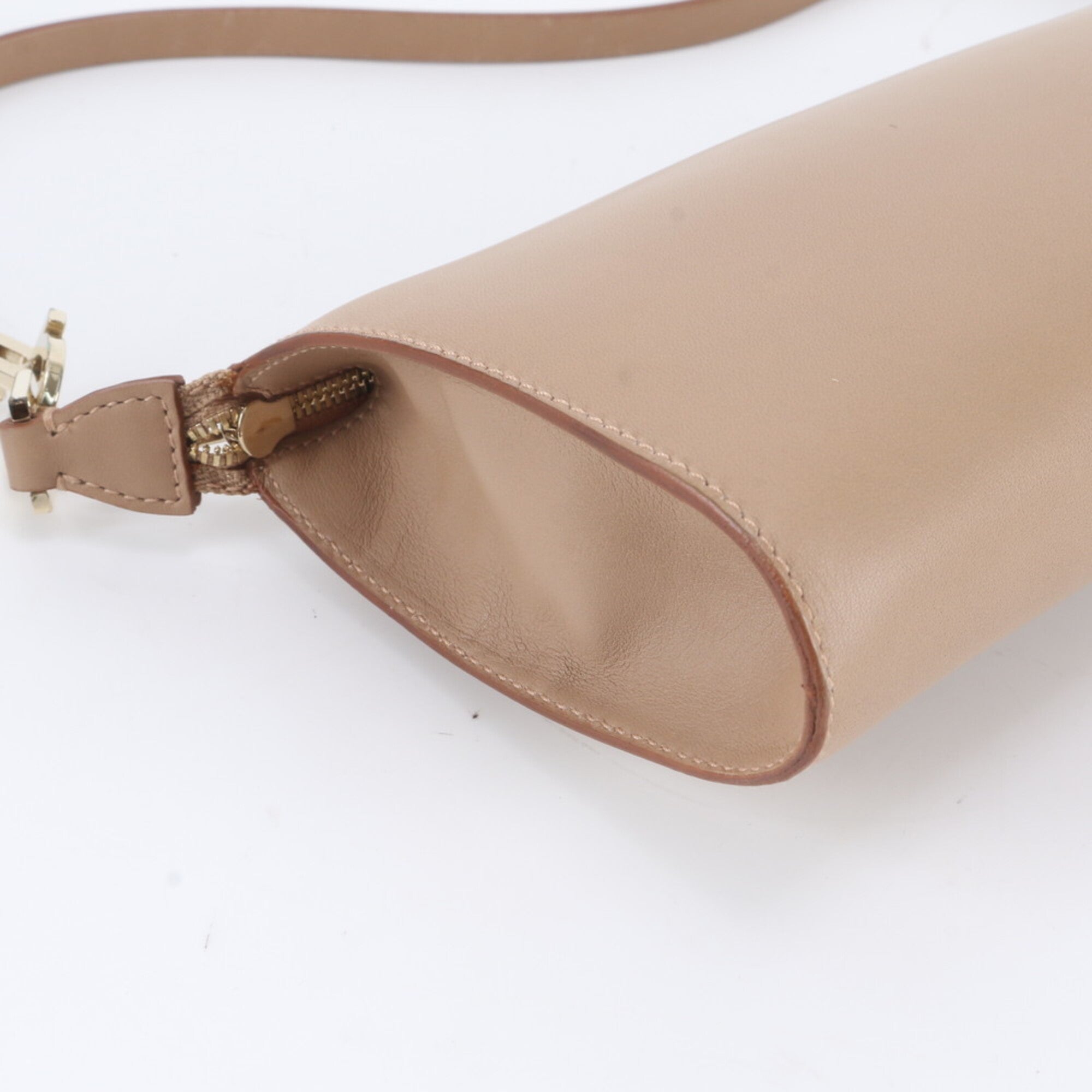 Salvatore Ferragamo Gancini Brown Leather Shoulder Bag (Pre-Owned)
