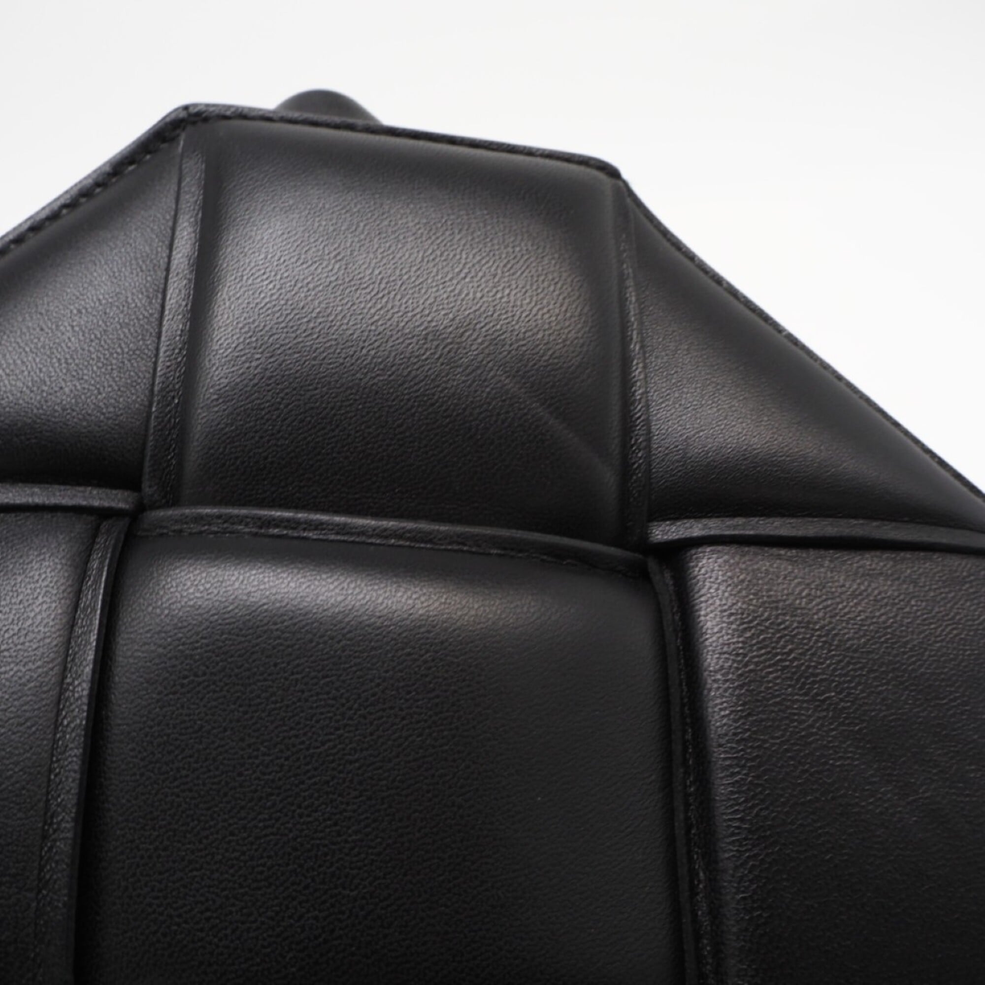 Bottega Veneta Black Leather Shoulder Bag (Pre-Owned)