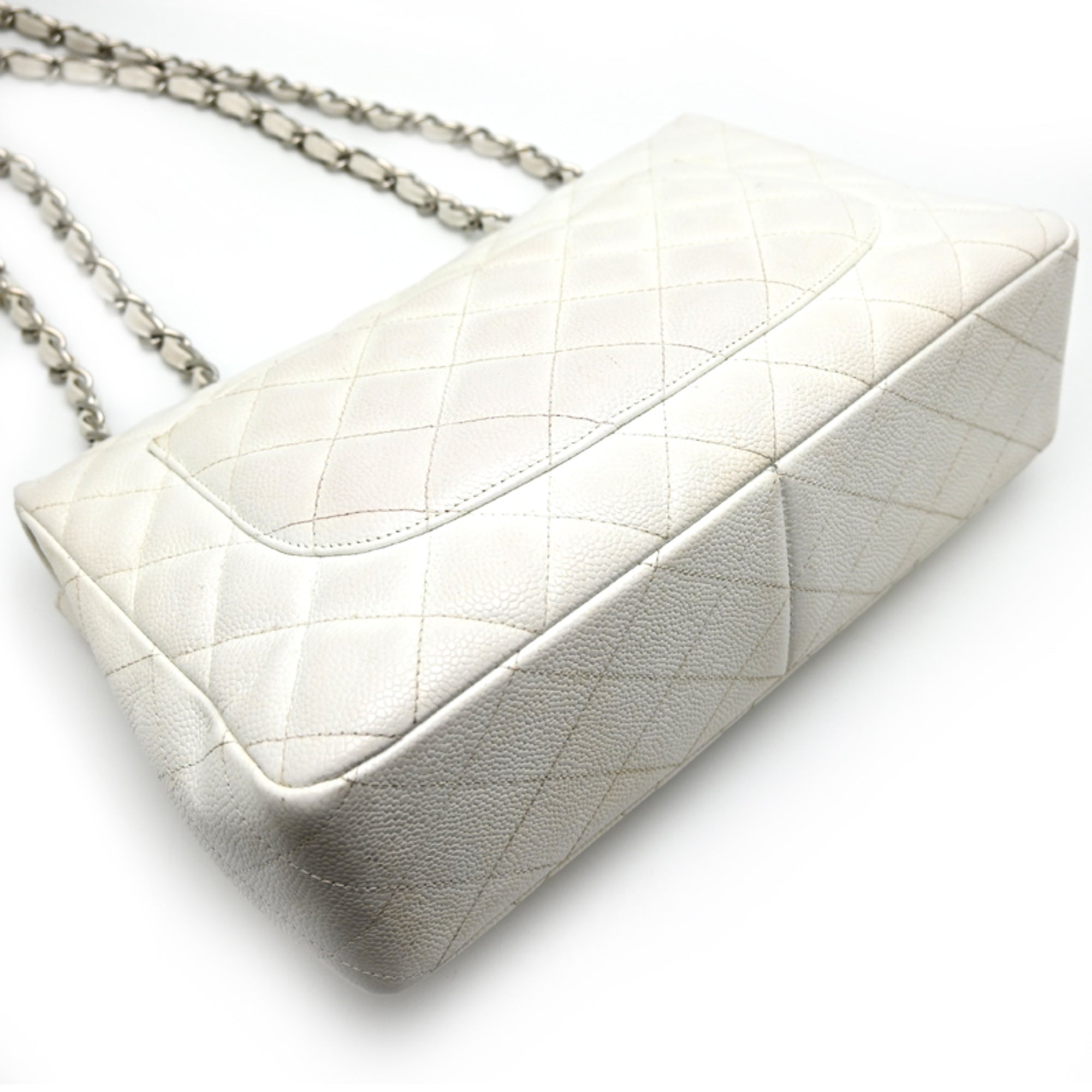 Chanel White Grained Calfskin Shoulder Bag (Pre-Owned)