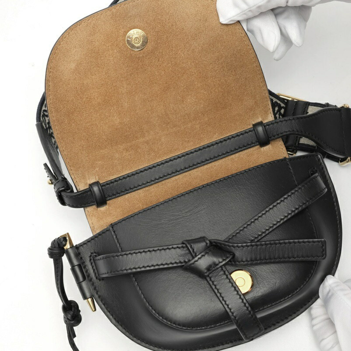 Loewe Black Leather Shoulder Bag (Pre-Owned)