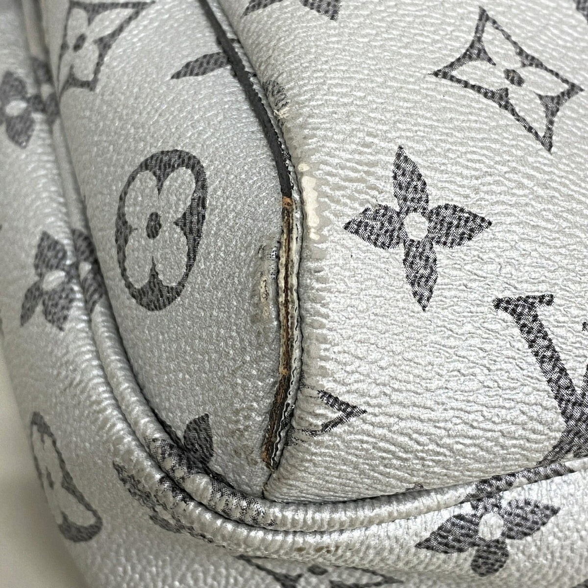 Louis Vuitton Silver Shoulder Bag (Pre-Owned)
