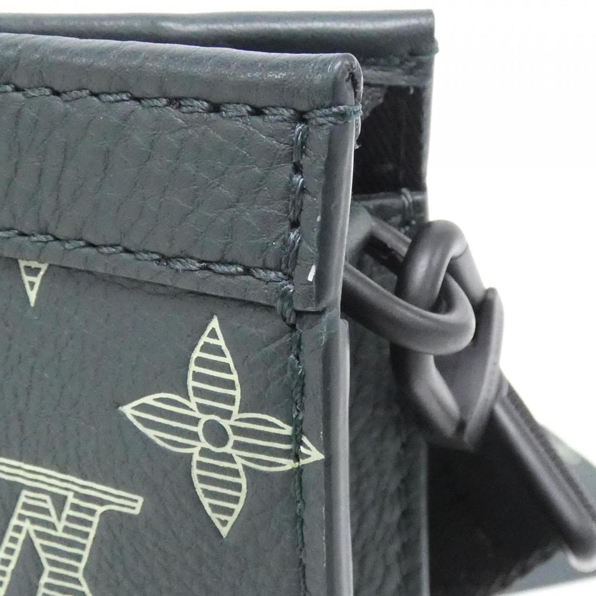 Louis Vuitton Green Leather Pouch Shoulder Bag (Pre-Owned)