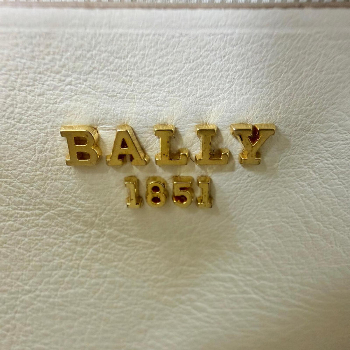 Bally Ivory Leather Shoulder Bag (Pre-Owned)