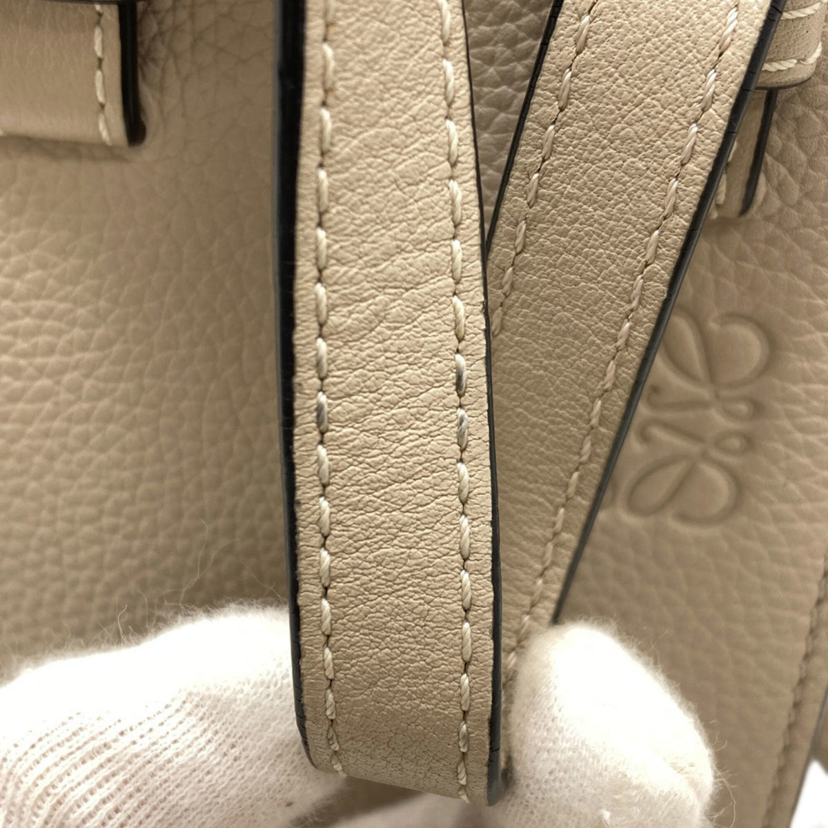 Loewe Beige Leather Handbag (Pre-Owned)