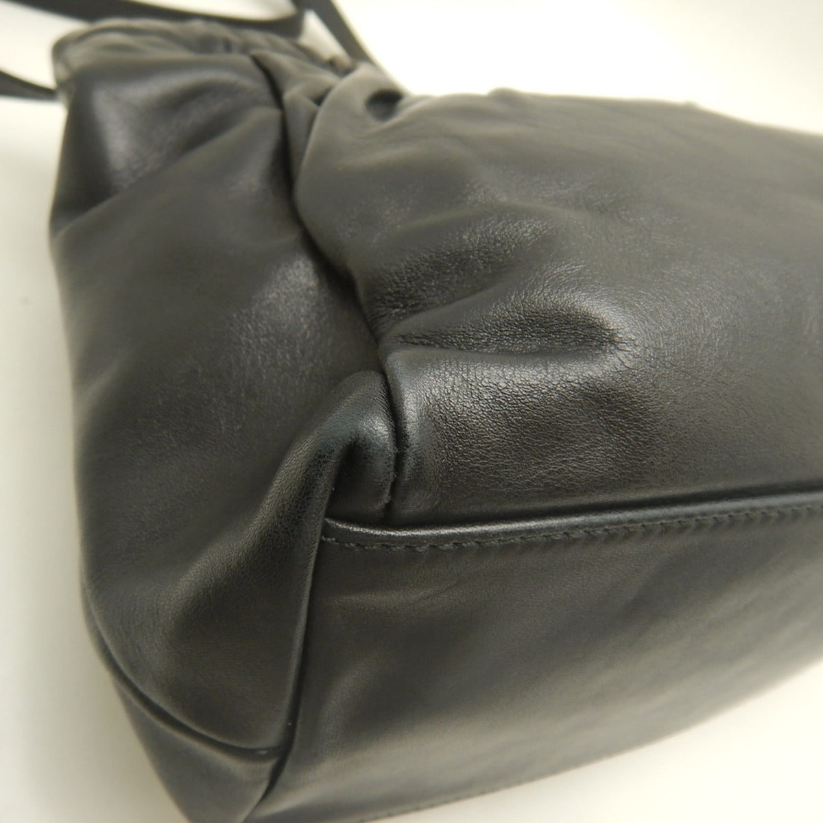 Salvatore Ferragamo Vara Black Leather Handbag (Pre-Owned)