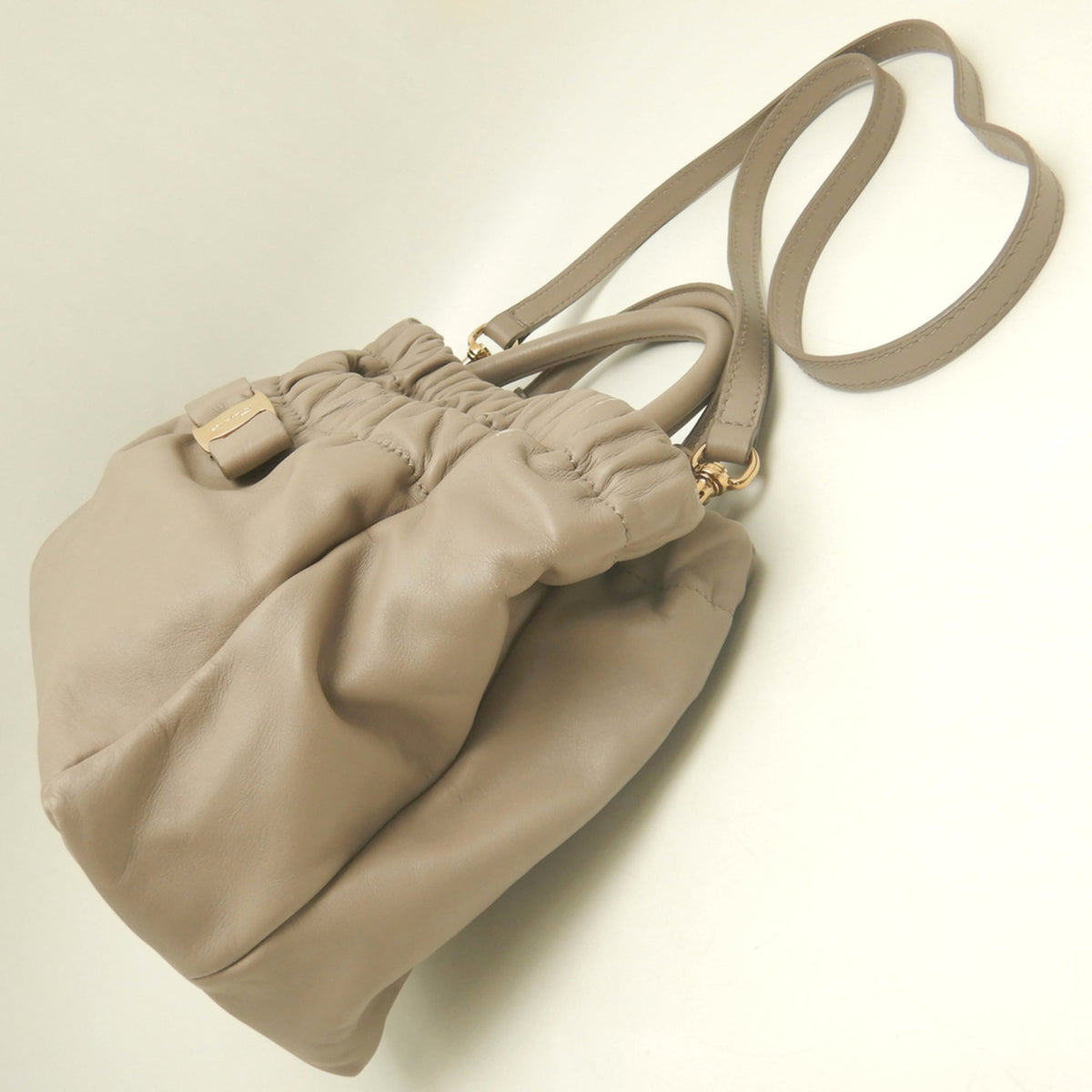 Salvatore Ferragamo Vara Light Beige Leather Handbag (Pre-Owned)