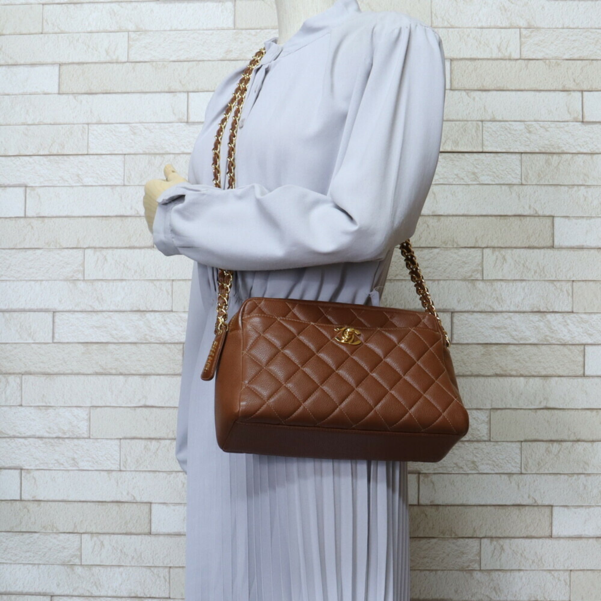 Chanel Brown Leather Shoulder Bag (Pre-Owned)