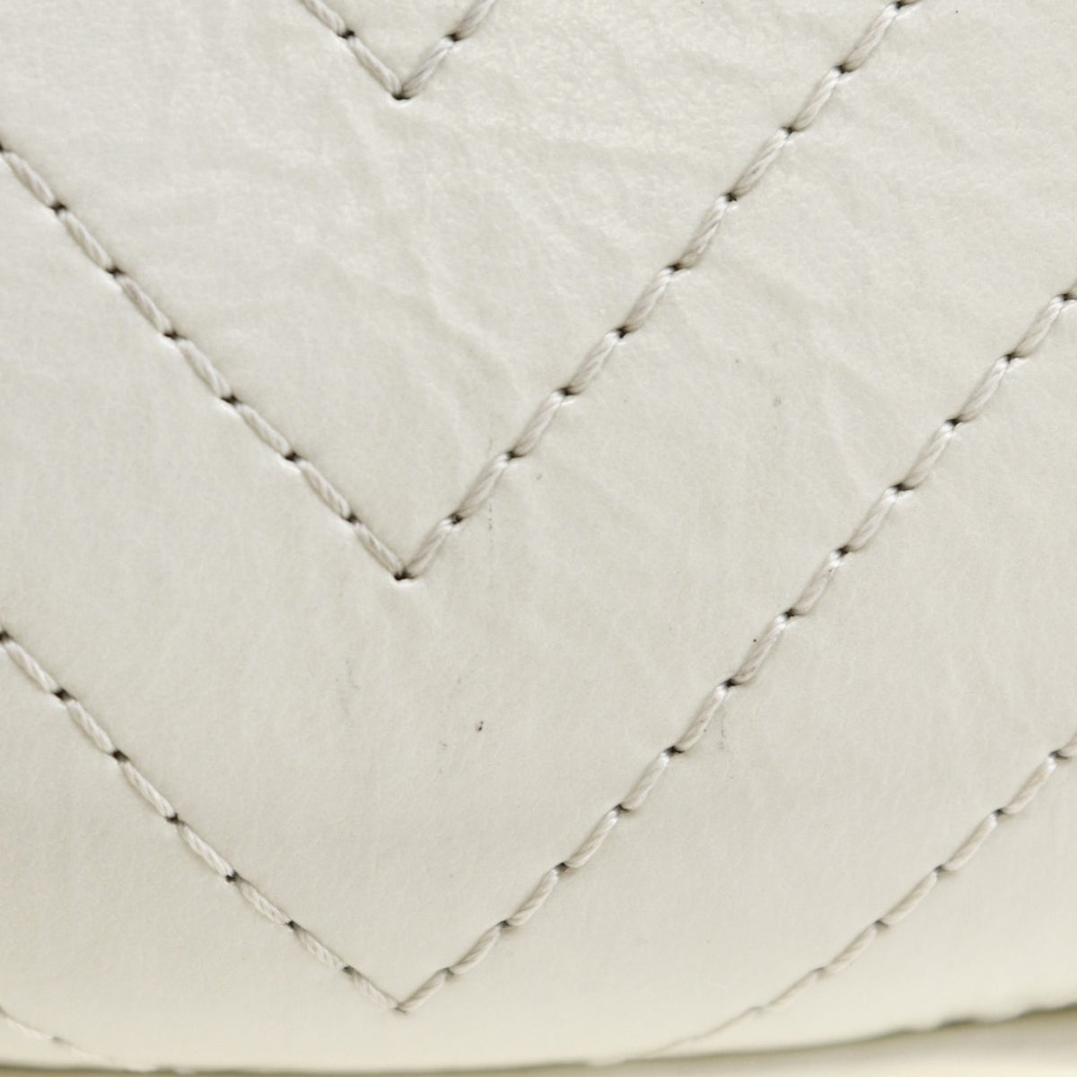 Chanel White Leather Shoulder Bag (Pre-Owned)
