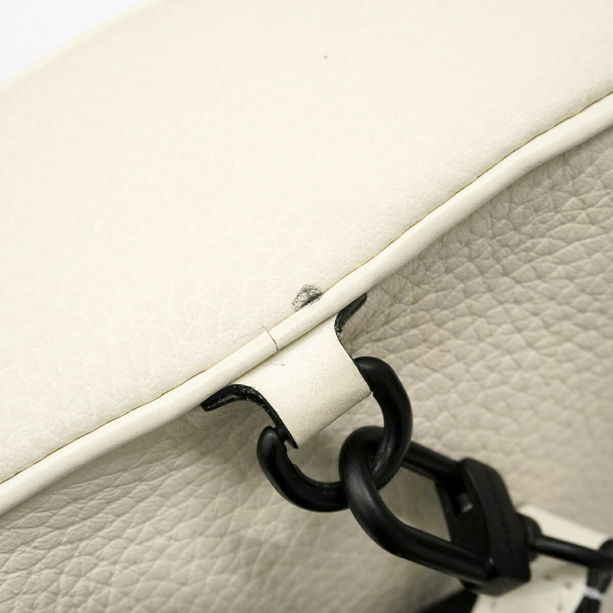 Louis Vuitton Blanc Sling Bag (Pre-Owned)