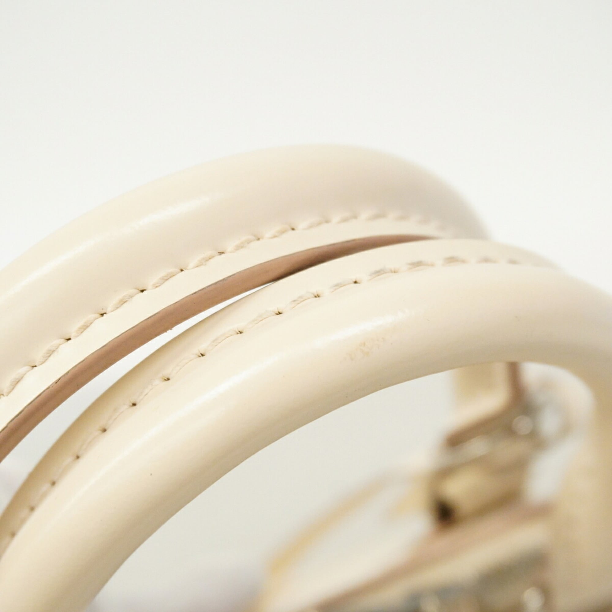 Louis Vuitton White Handbag (Pre-Owned)