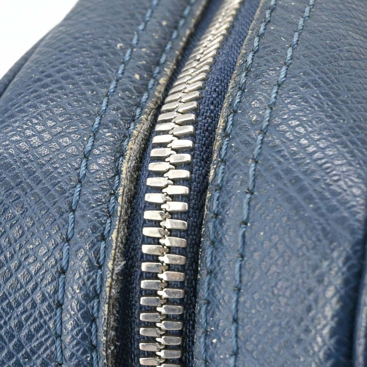 Louis Vuitton Navy Taiga Leather Handbag (Pre-Owned)
