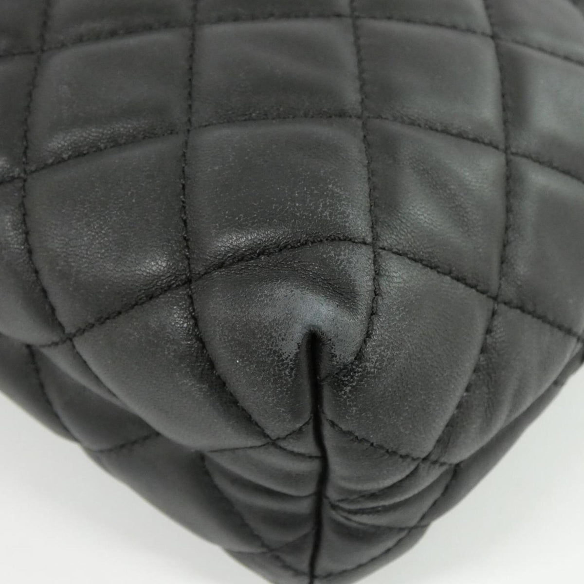 Chanel Black Leather Handbag (Pre-Owned)