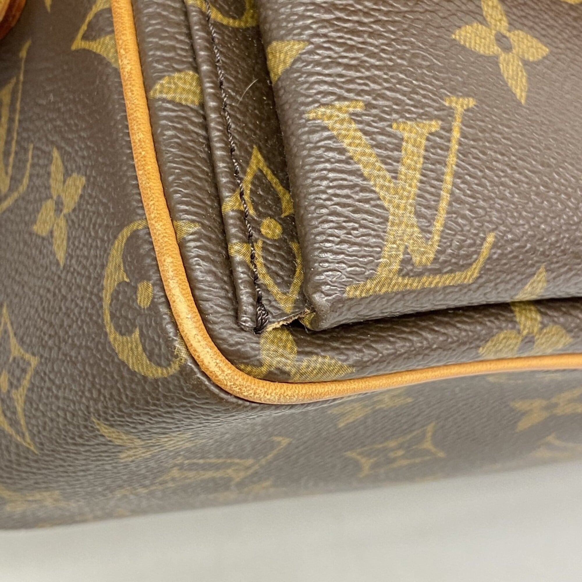 Louis Vuitton Brown Shoulder Bag (Pre-Owned)