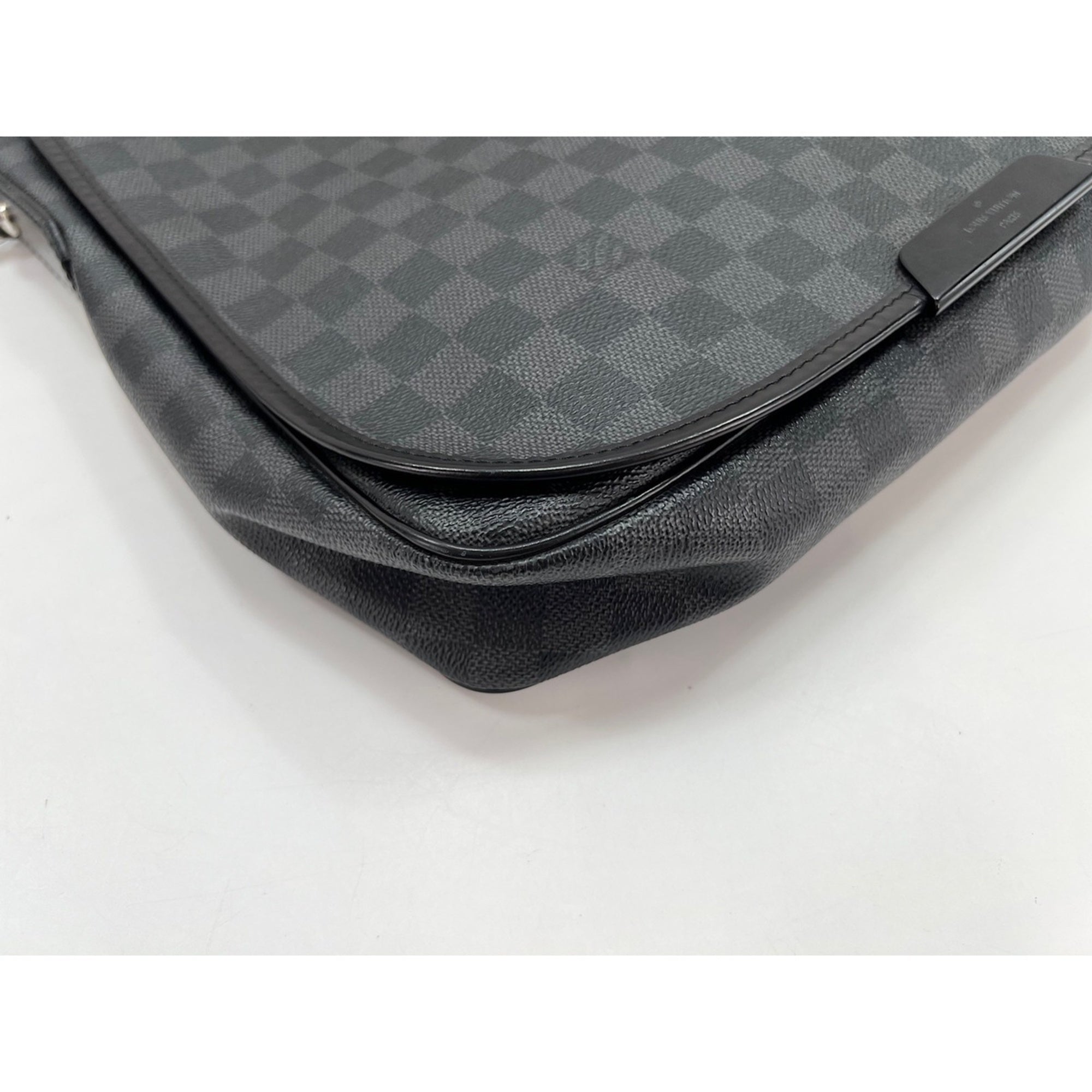 Louis Vuitton Black Shoulder Bag (Pre-Owned)