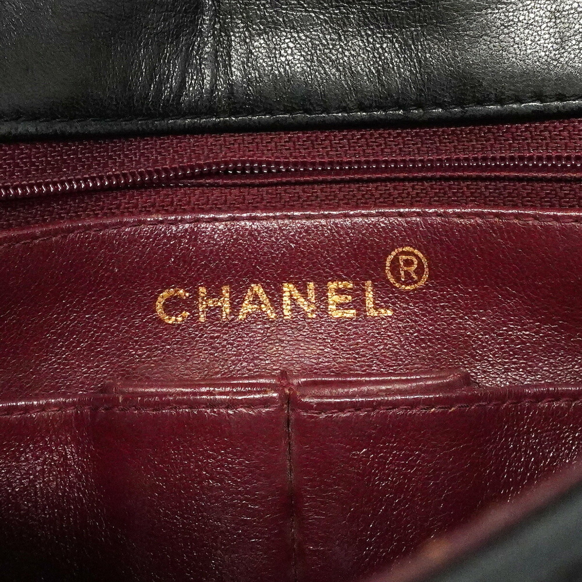 Chanel Black Leather Shoulder Bag (Pre-Owned)