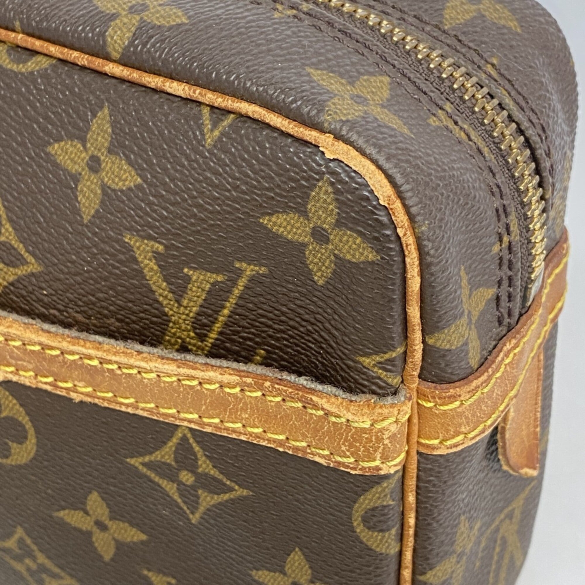 Louis Vuitton Brown Clutch Bag (Pre-Owned)