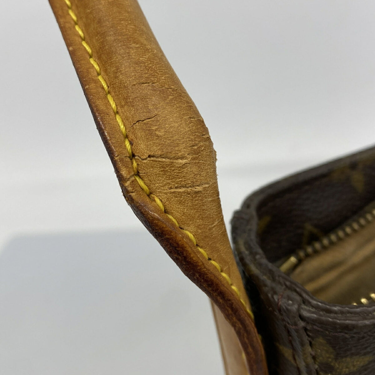 Louis Vuitton Brown Shoulder Bag (Pre-Owned)