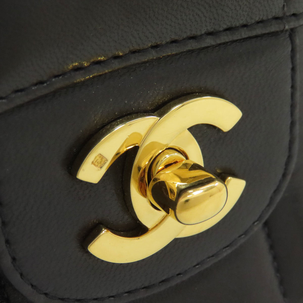 Chanel Black Leather Shoulder Bag (Pre-Owned)
