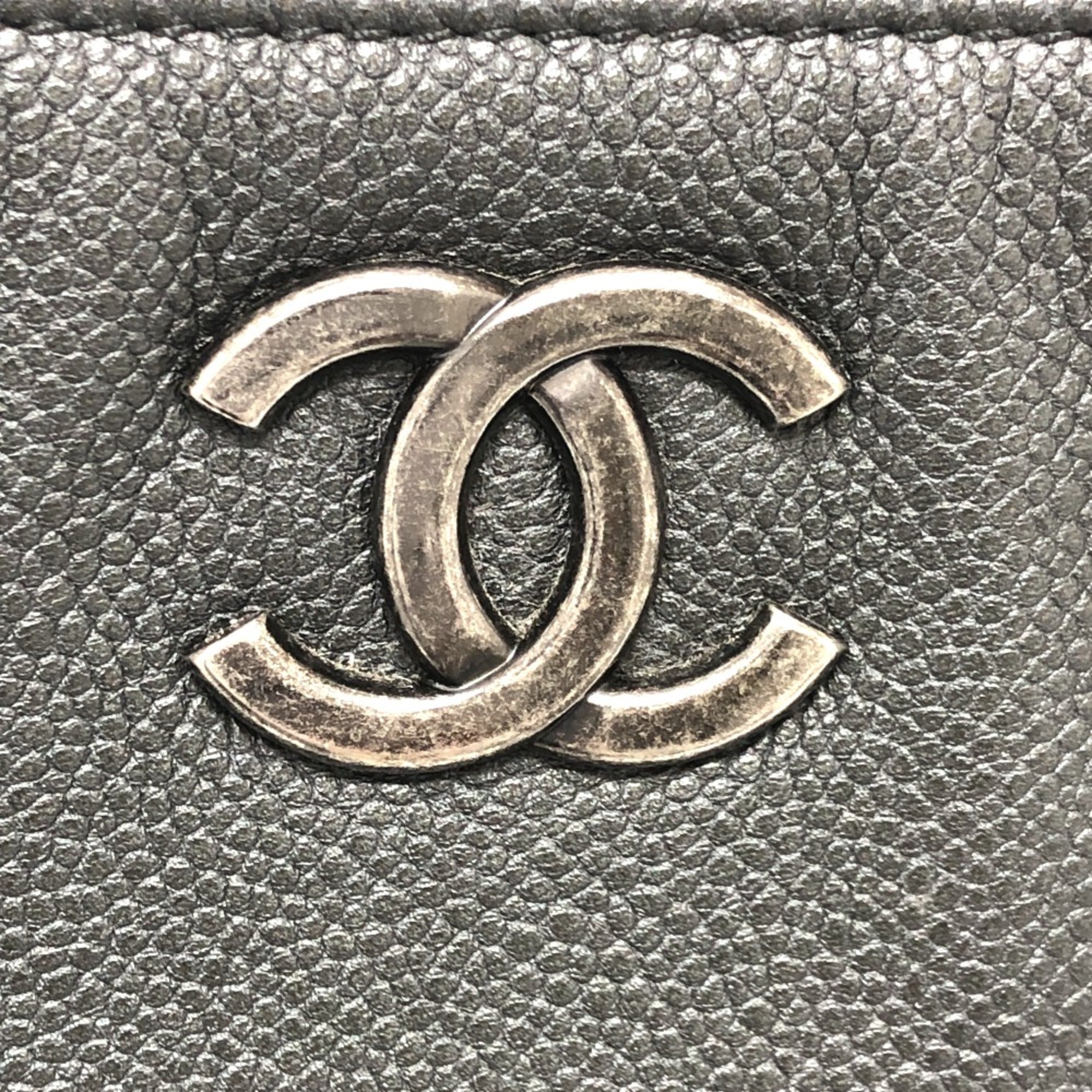 Chanel Black Leather Shoulder Bag (Pre-Owned)