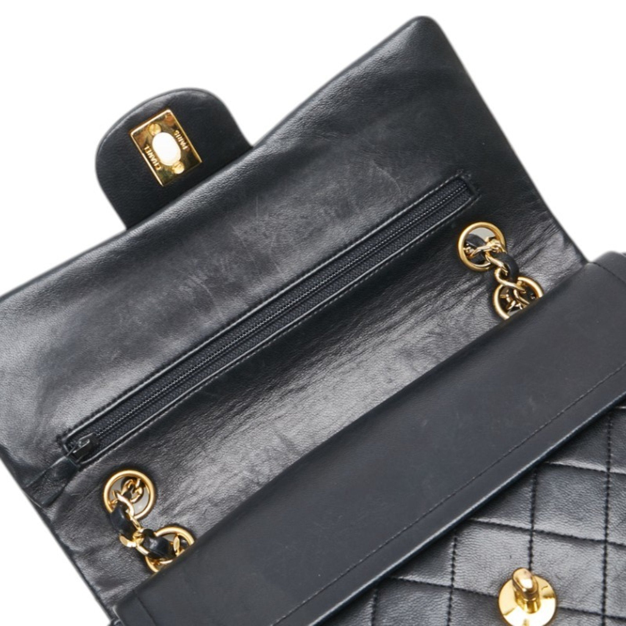 Chanel Matelasse Black Leather Shoulder Bag (Pre-Owned)