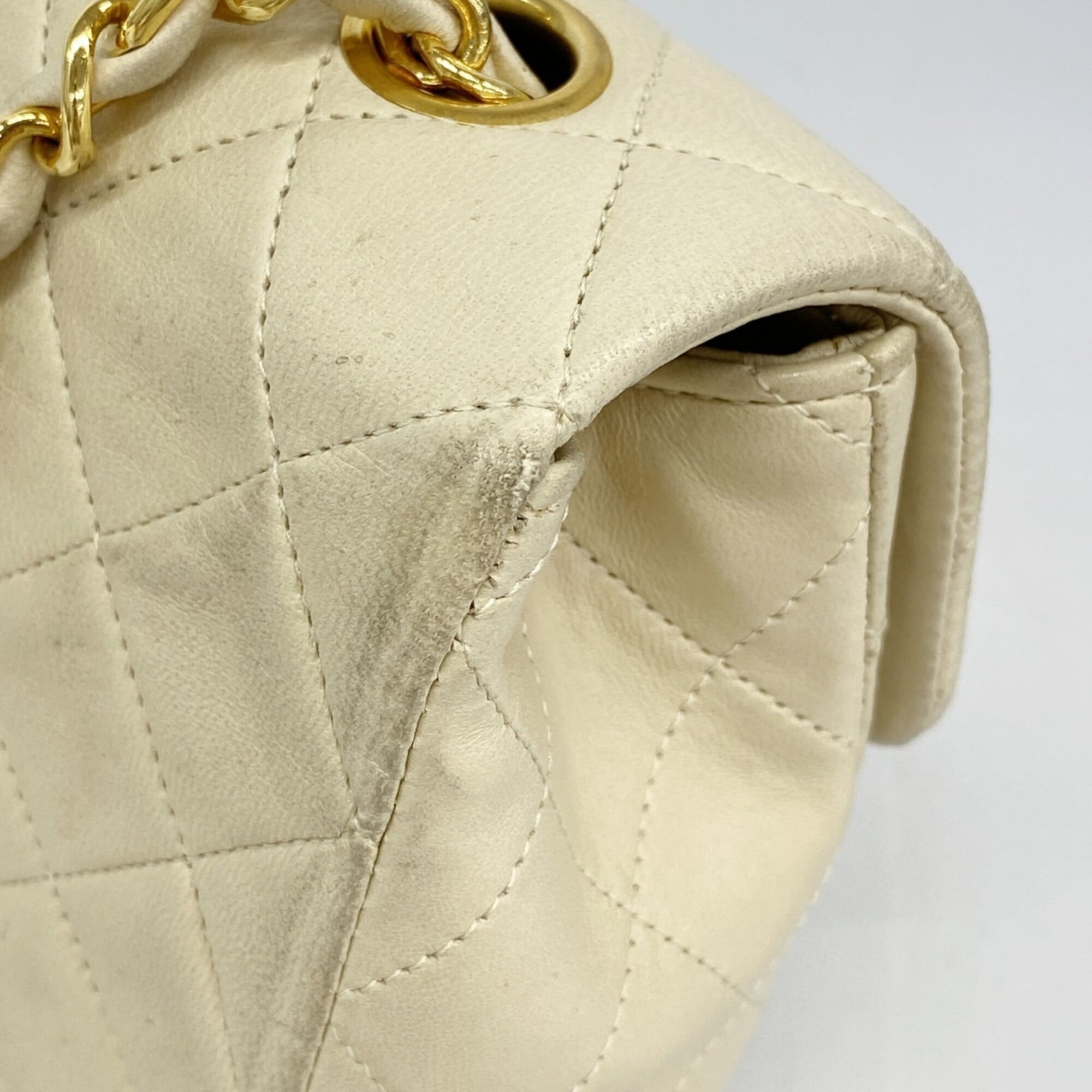 Chanel Beige Leather Shoulder Bag (Pre-Owned)