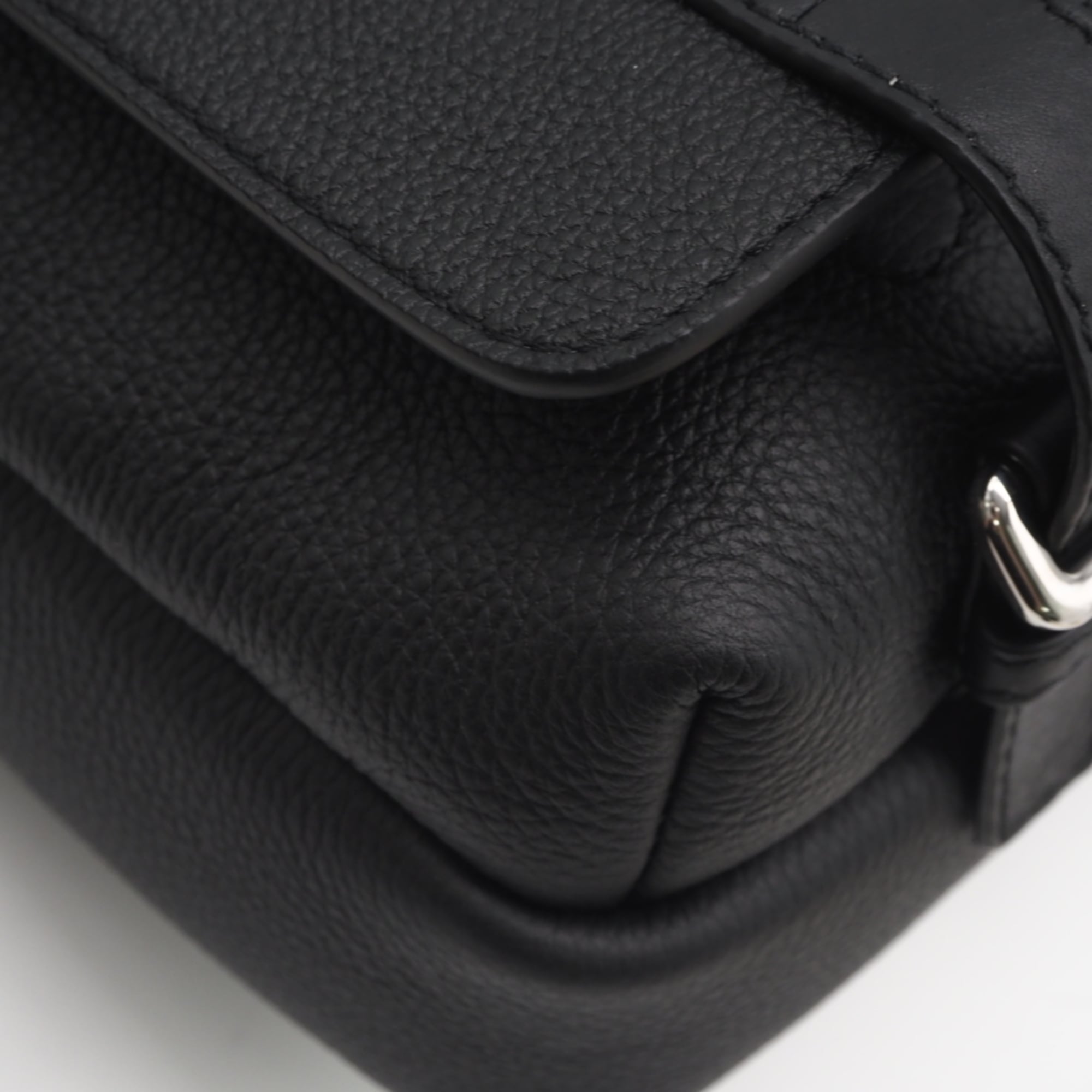 Loewe Black Leather Messenger Bag Shoulder Bag (Pre-Owned)