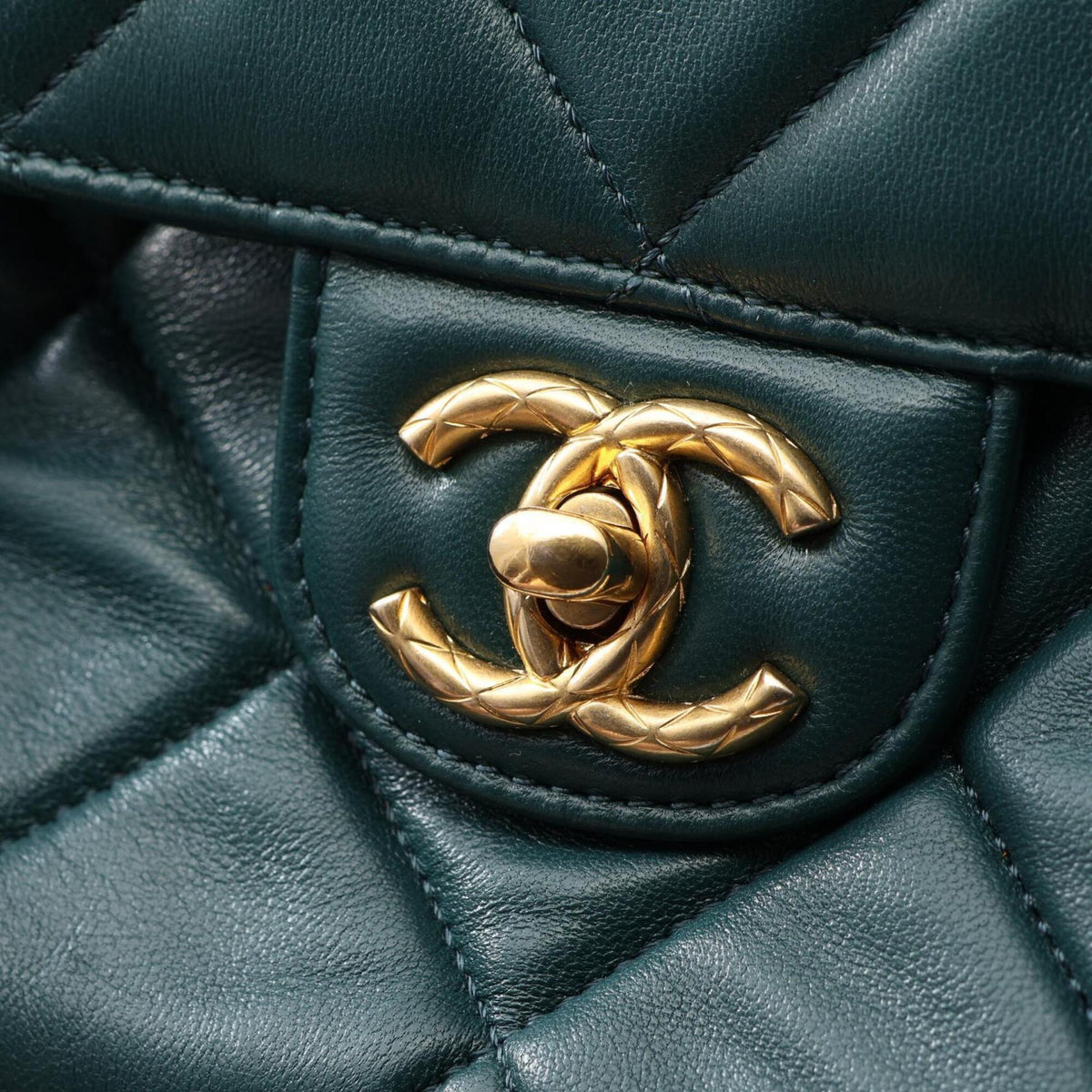 Chanel Green Leather Handbag Shoulder Bag (Pre-Owned)