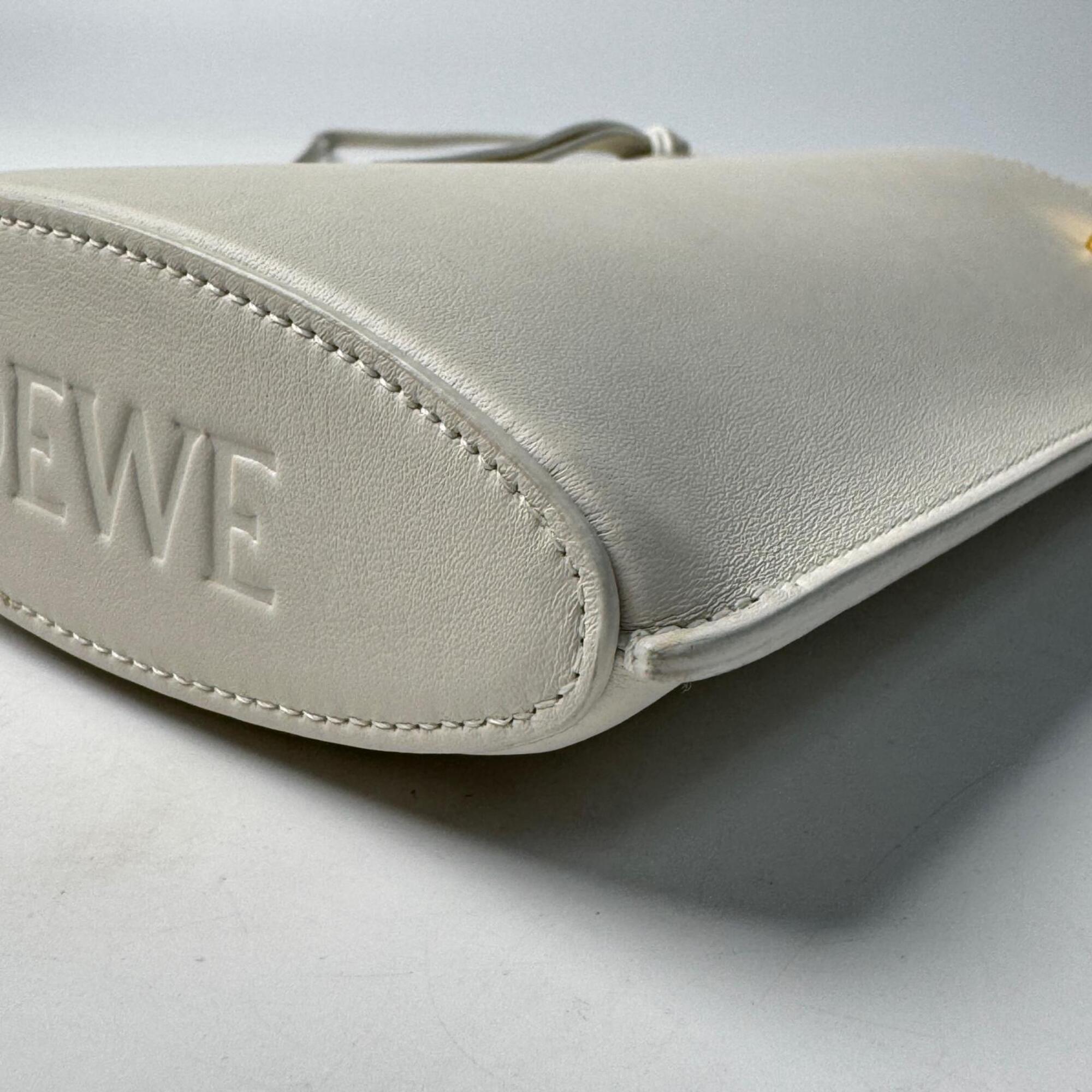 Loewe White Leather Shoulder Bag (Pre-Owned)
