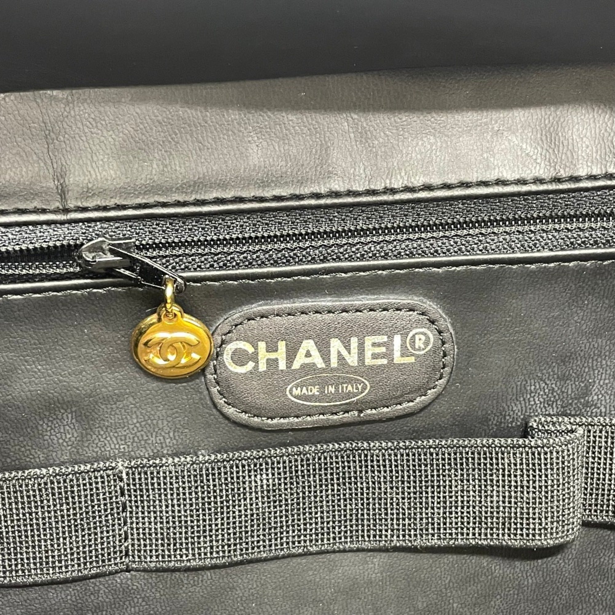 Chanel Black Leather Handbag (Pre-Owned)