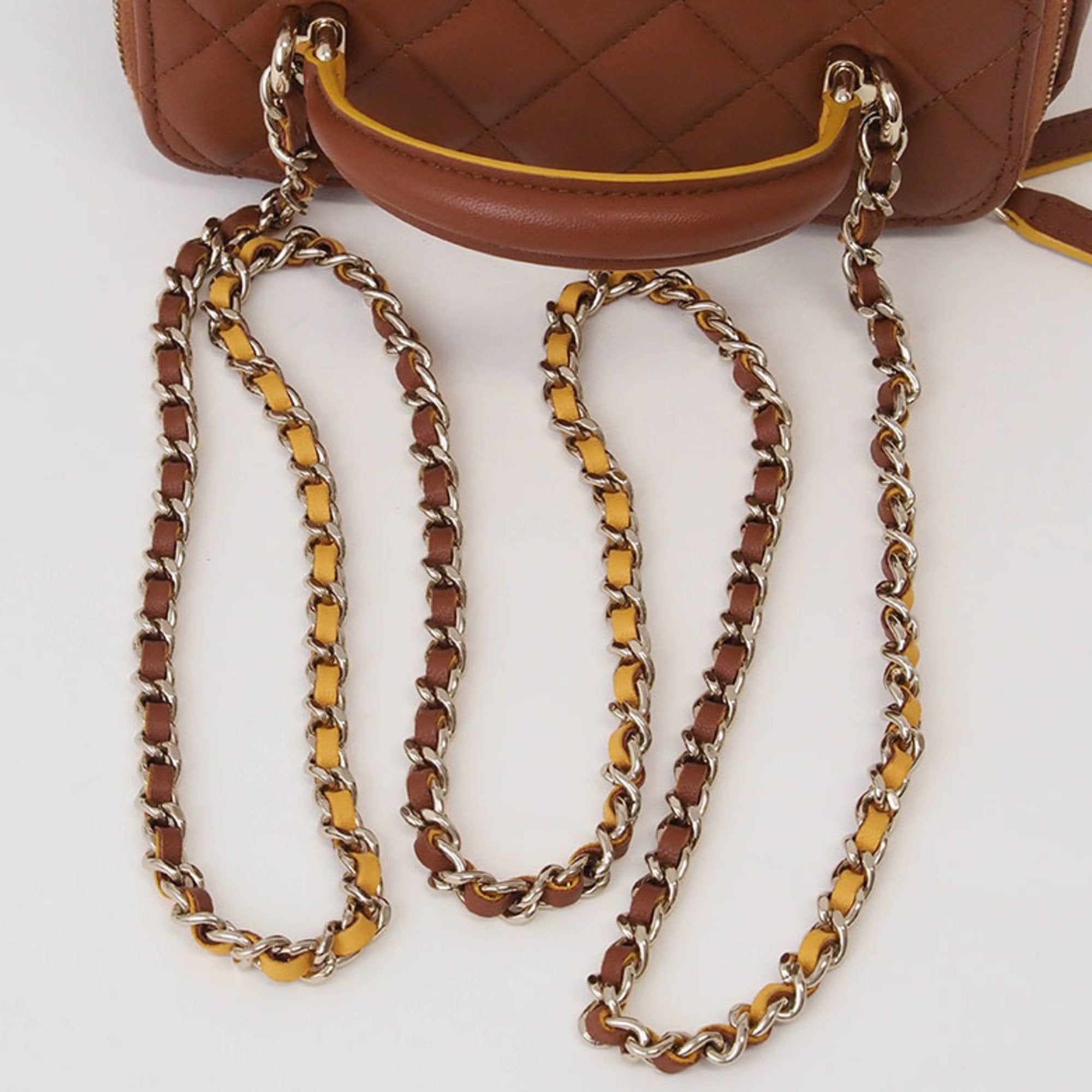 Chanel Brown Leather Shoulder Bag (Pre-Owned)
