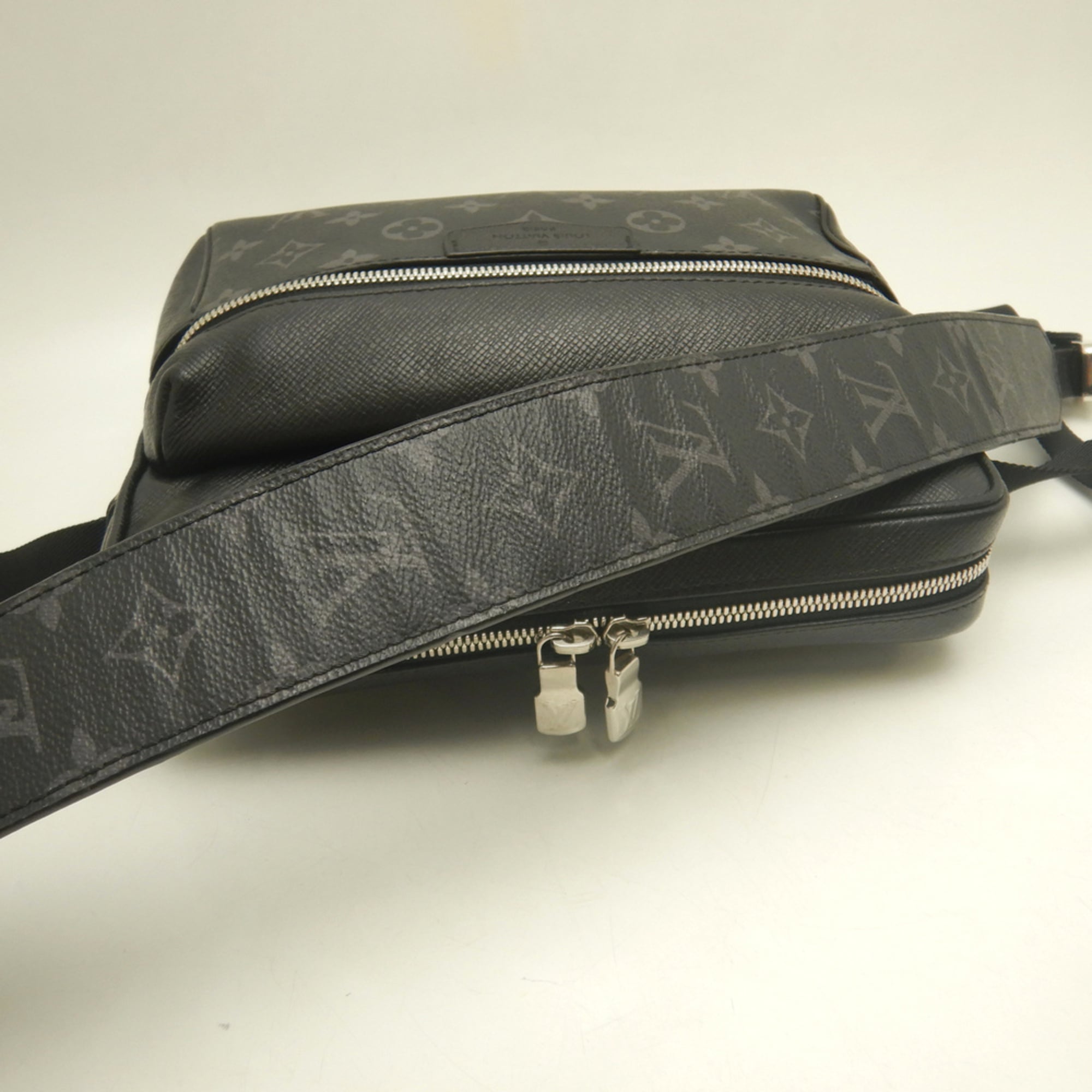 Louis Vuitton Noir Taigarama Shoulder Bag (Pre-Owned)