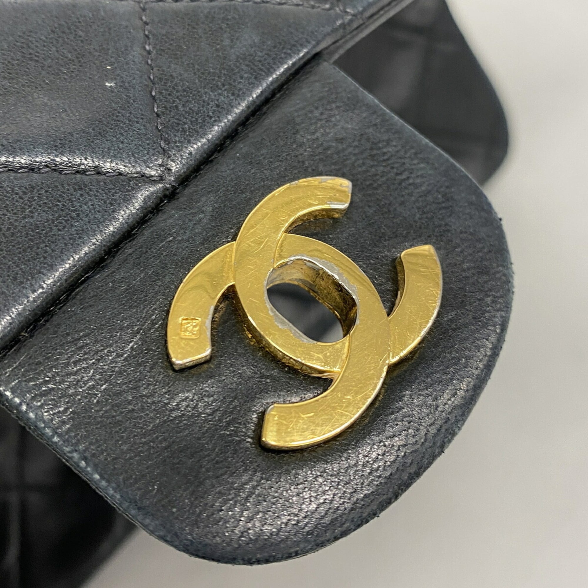 Chanel Black Leather Shoulder Bag (Pre-Owned)