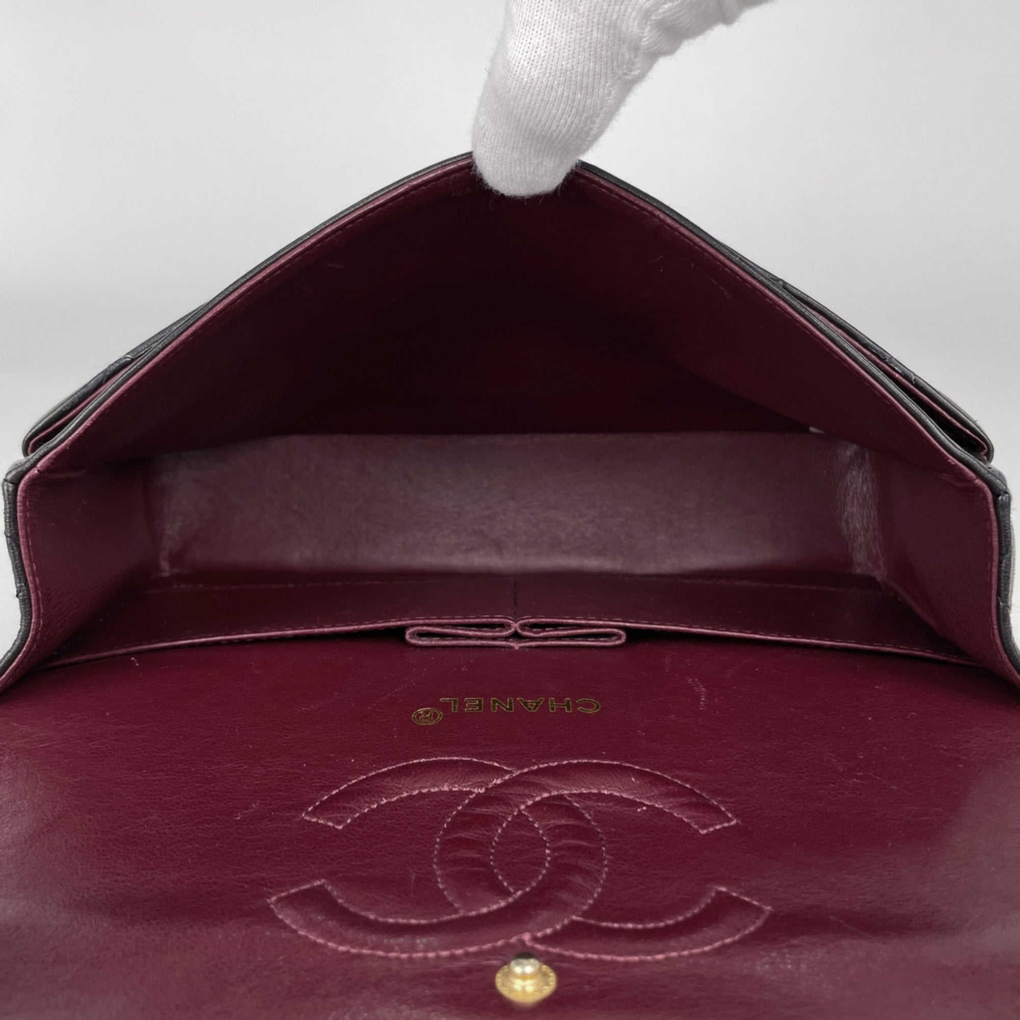 Chanel Black Leather Shoulder Bag (Pre-Owned)