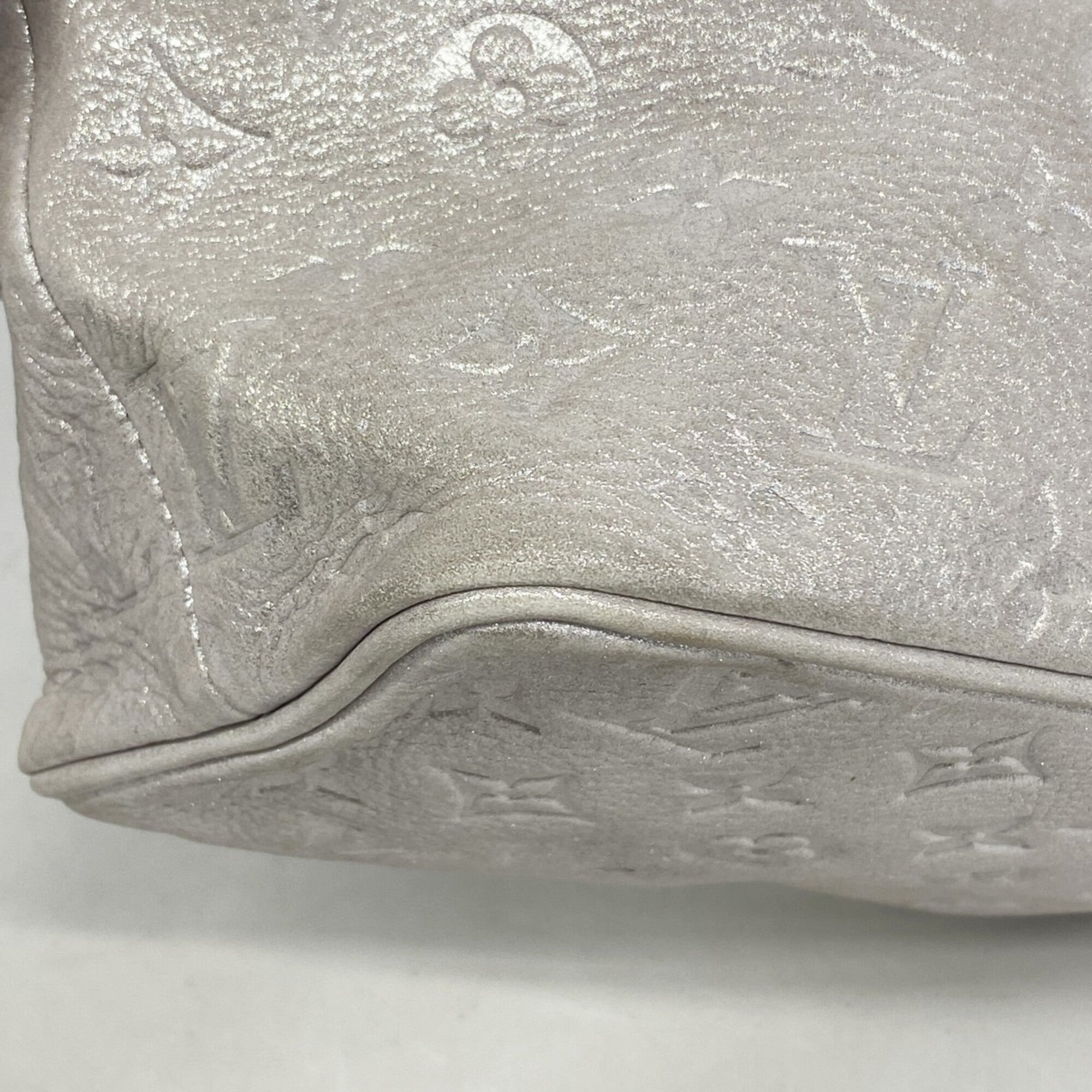 Louis Vuitton Argent Handbag (Pre-Owned)