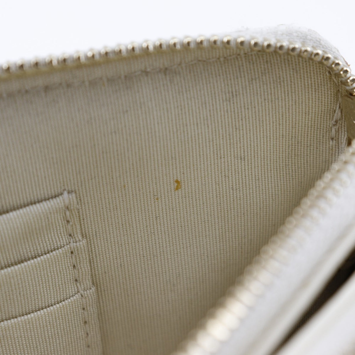 Chanel White Tweed Shoulder Bag (Pre-Owned)