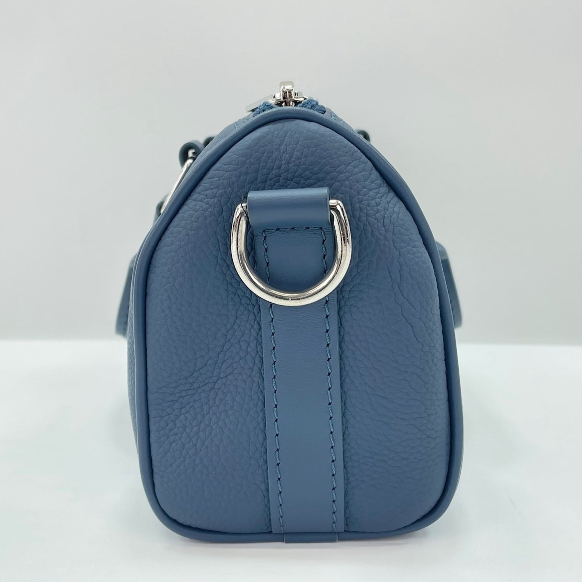 Louis Vuitton Navy Handbag (Pre-Owned)