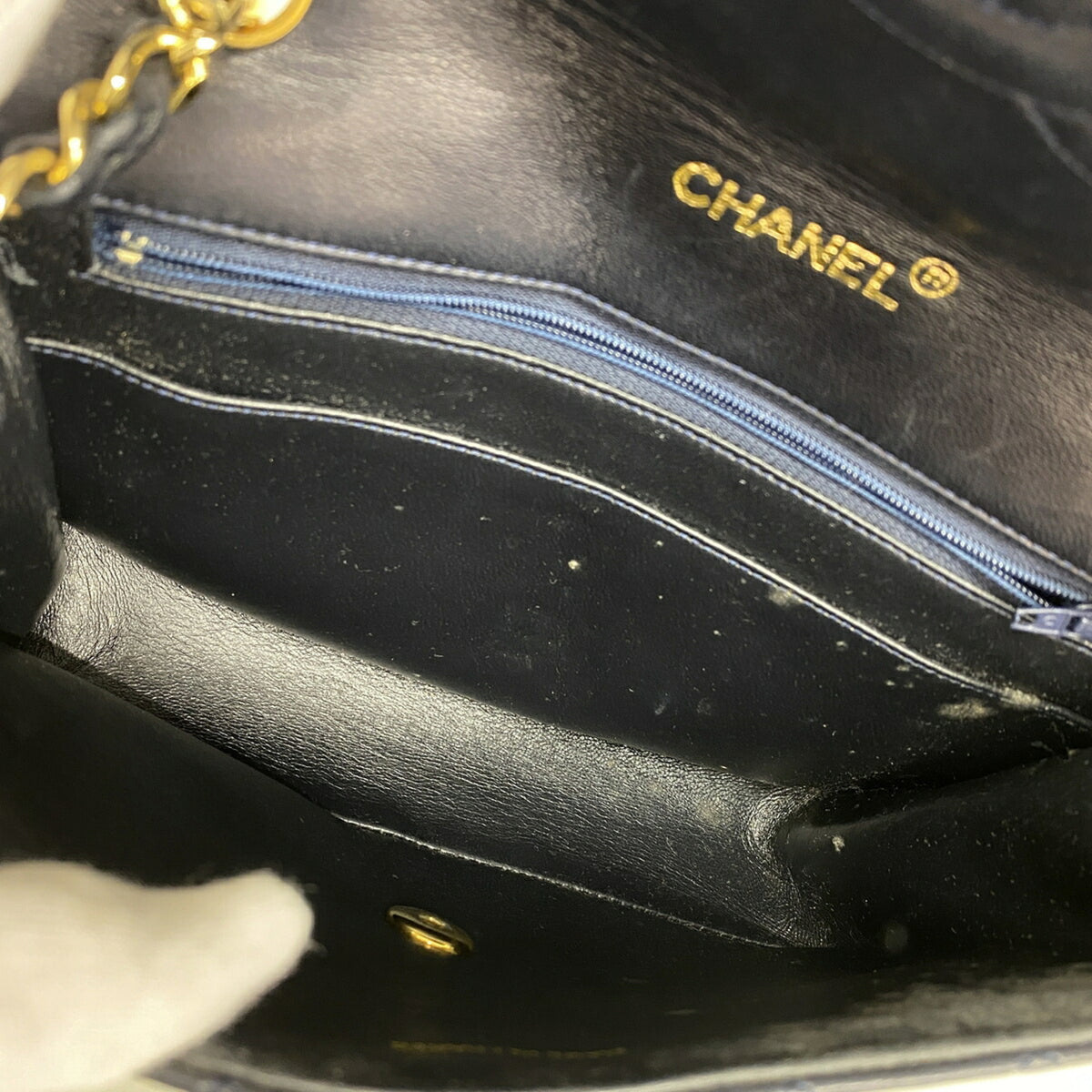 Chanel Black Leather Shoulder Bag (Pre-Owned)