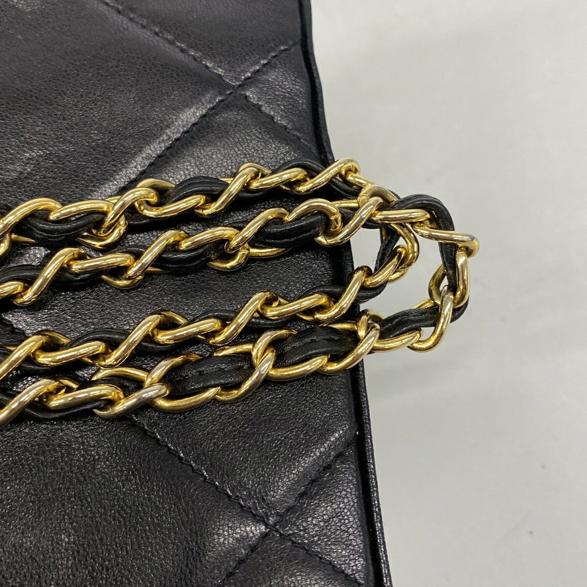 Chanel Black Leather Shoulder Bag (Pre-Owned)